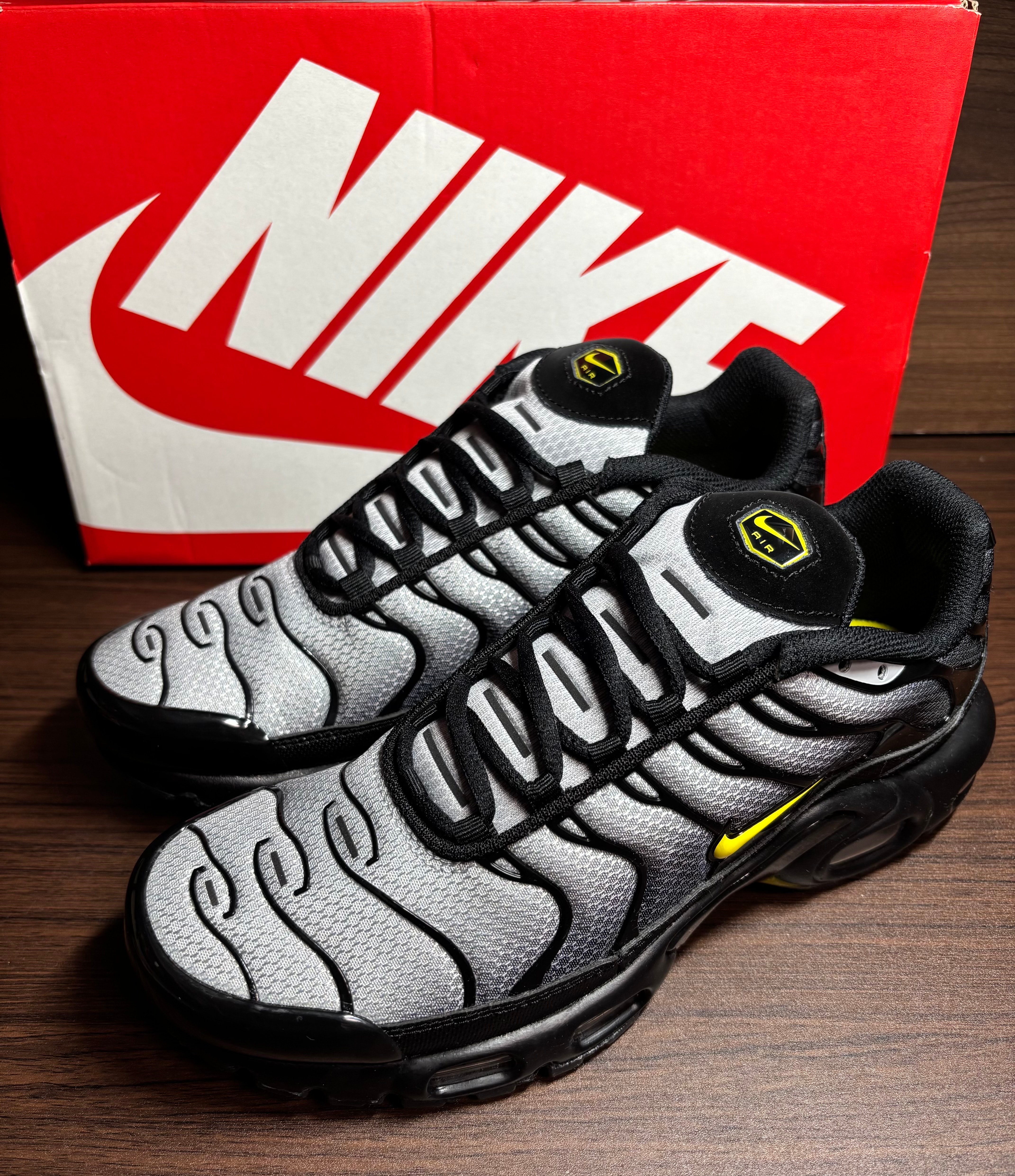 ナイキ エアマックスプラス "ウルフグレー/ブラック/オプティイエロー"