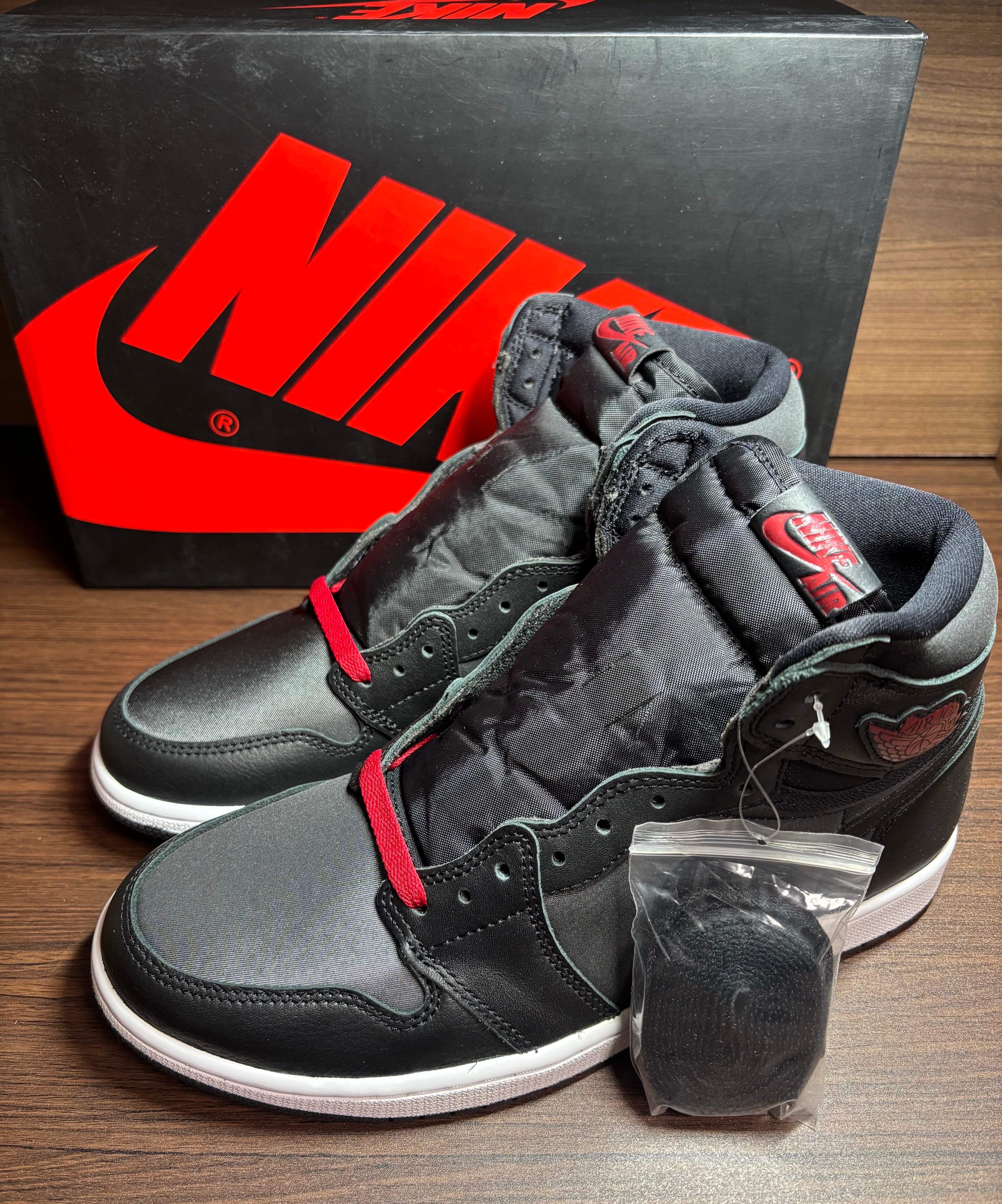 Nike Air Jordan 1 Retro High OG "Black/Metallic Silver/Gym Red"