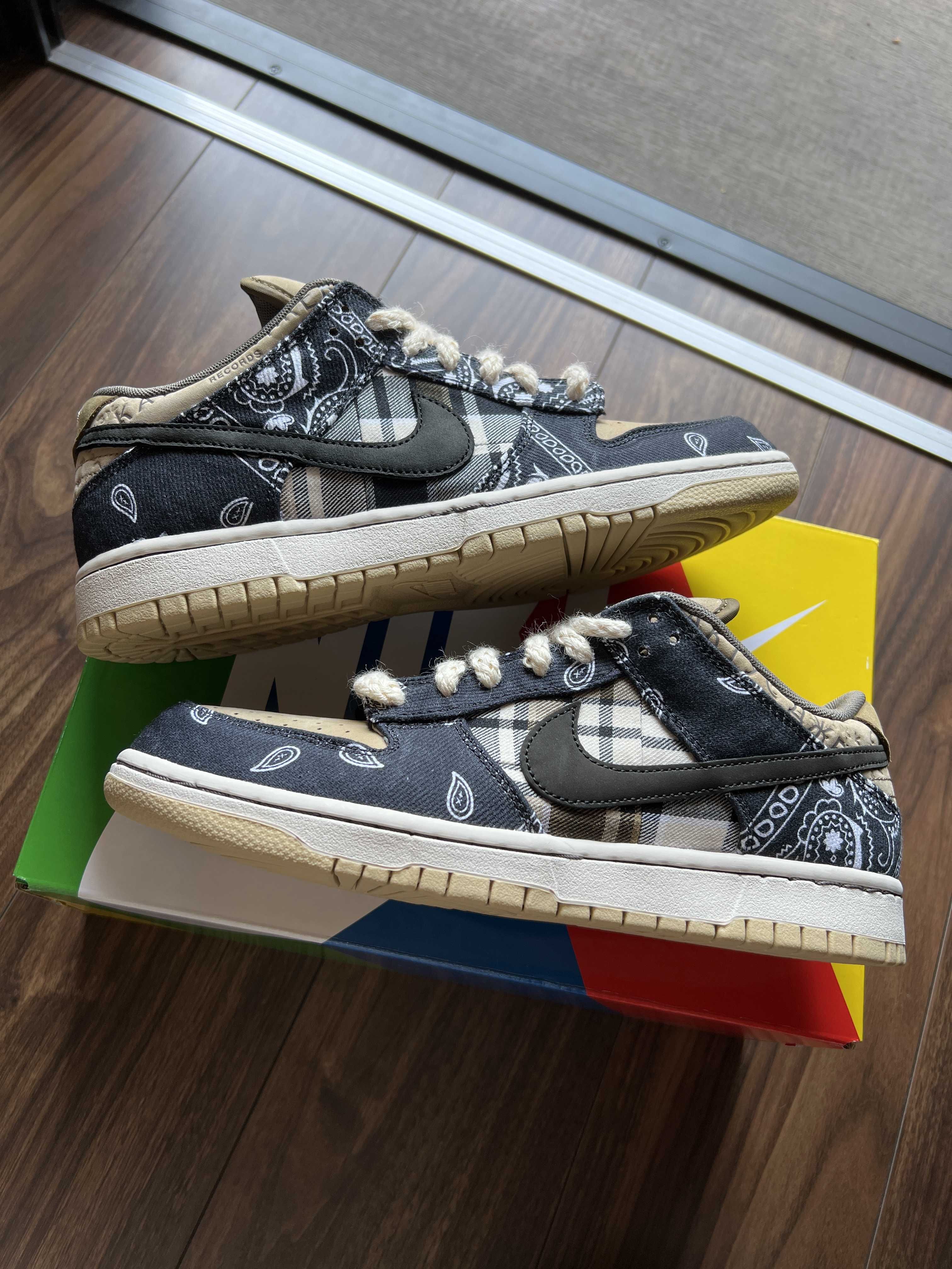 Travis Scott × Nike SB Dunk Low "Black/Parachute Beige"