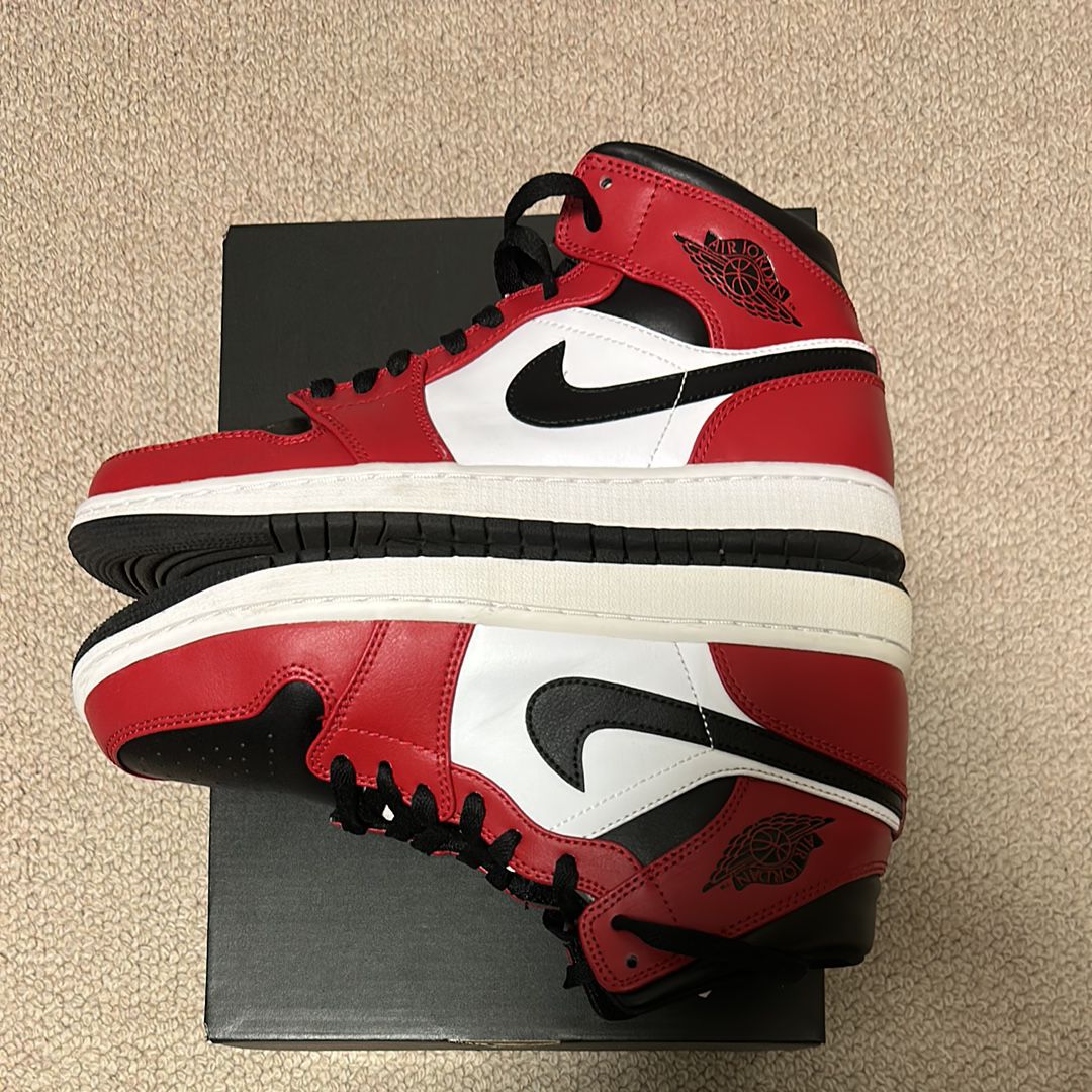 Nike Air Jordan 1 Mid "Chicago Black Toe"