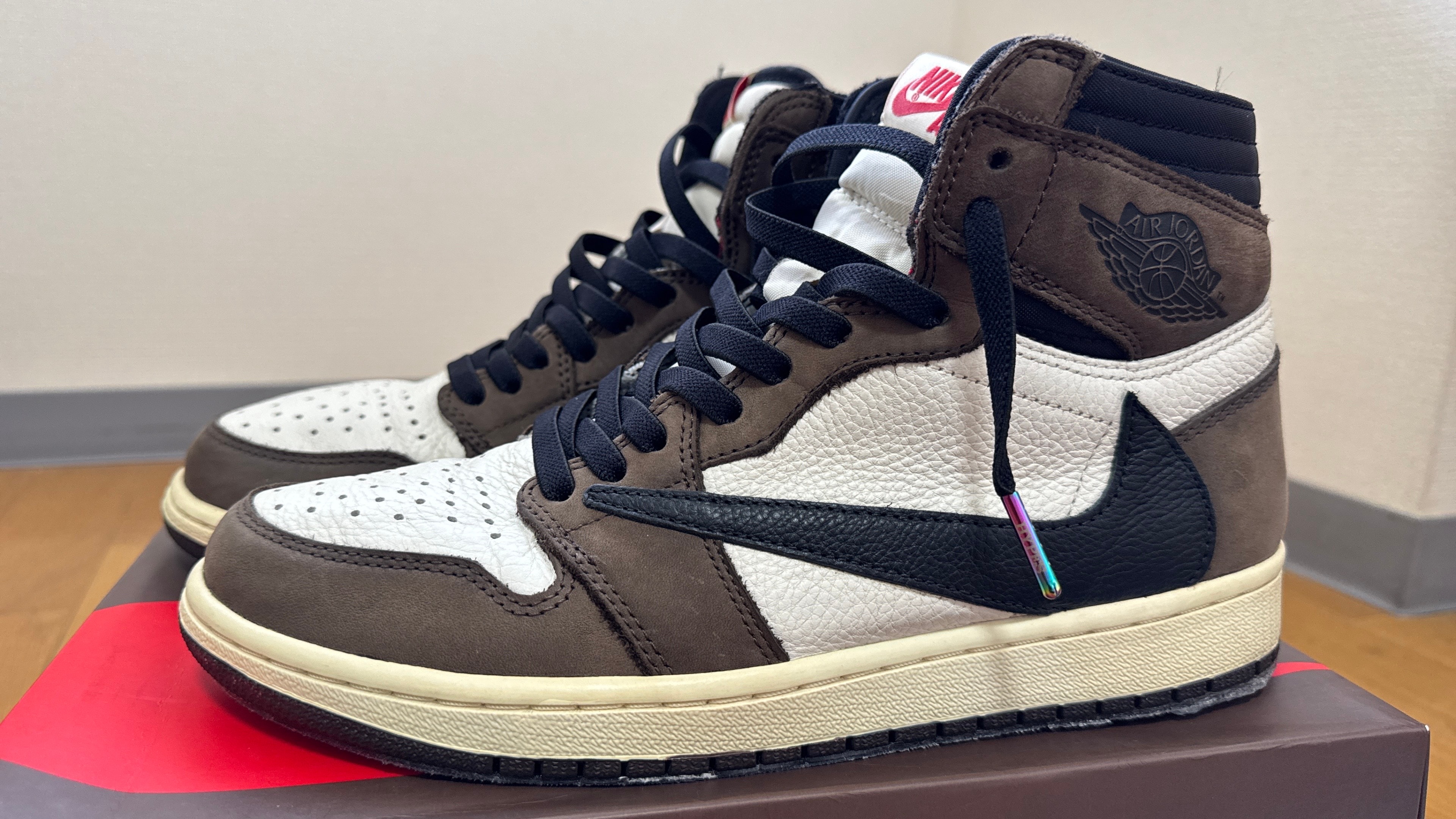 トラヴィススコット × ナイキ エアジョーダン1 レトロ ハイ OG TS SP "セイル/ダークモカ"