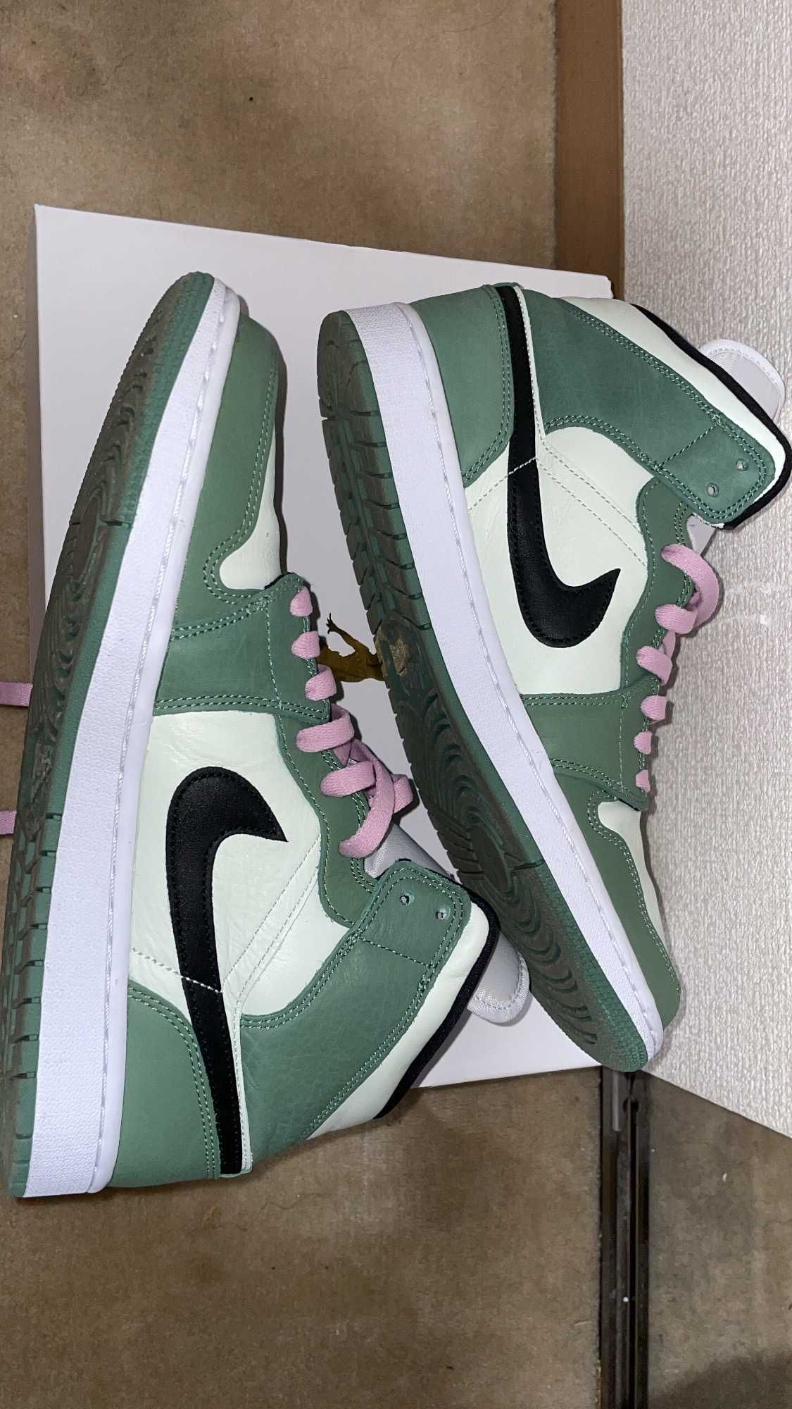 NIKE Women's AIR JORDAN 1 MID SE "DUTCH GREEN"