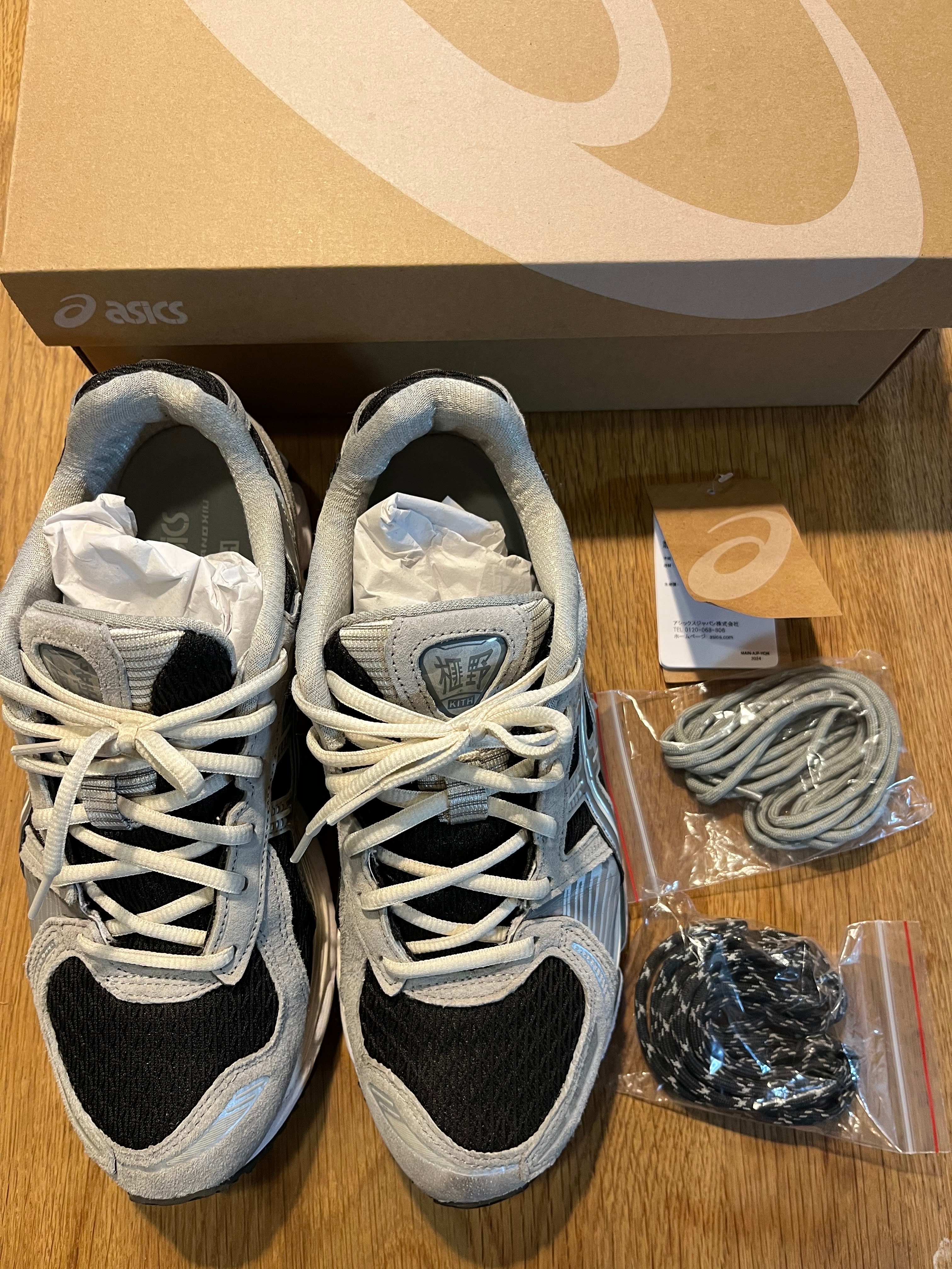 キス ロニーファイグ × アシックス ゲルカヤノ12.1 "ピート/クリーム/ブラック"