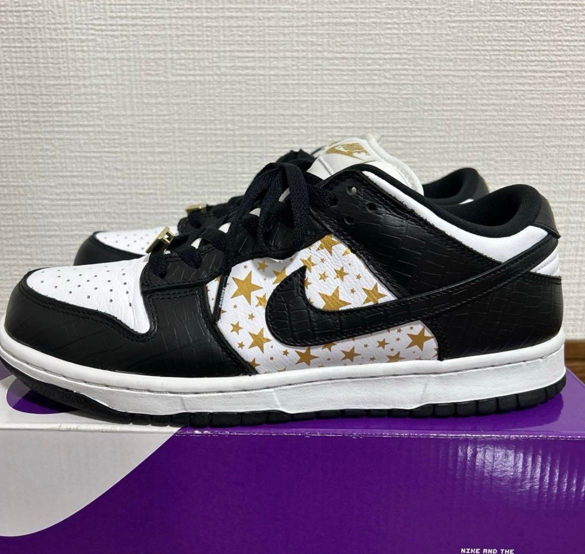 Supreme × Nike SB Dunk Low OG QS Gold Stars "White/Black"