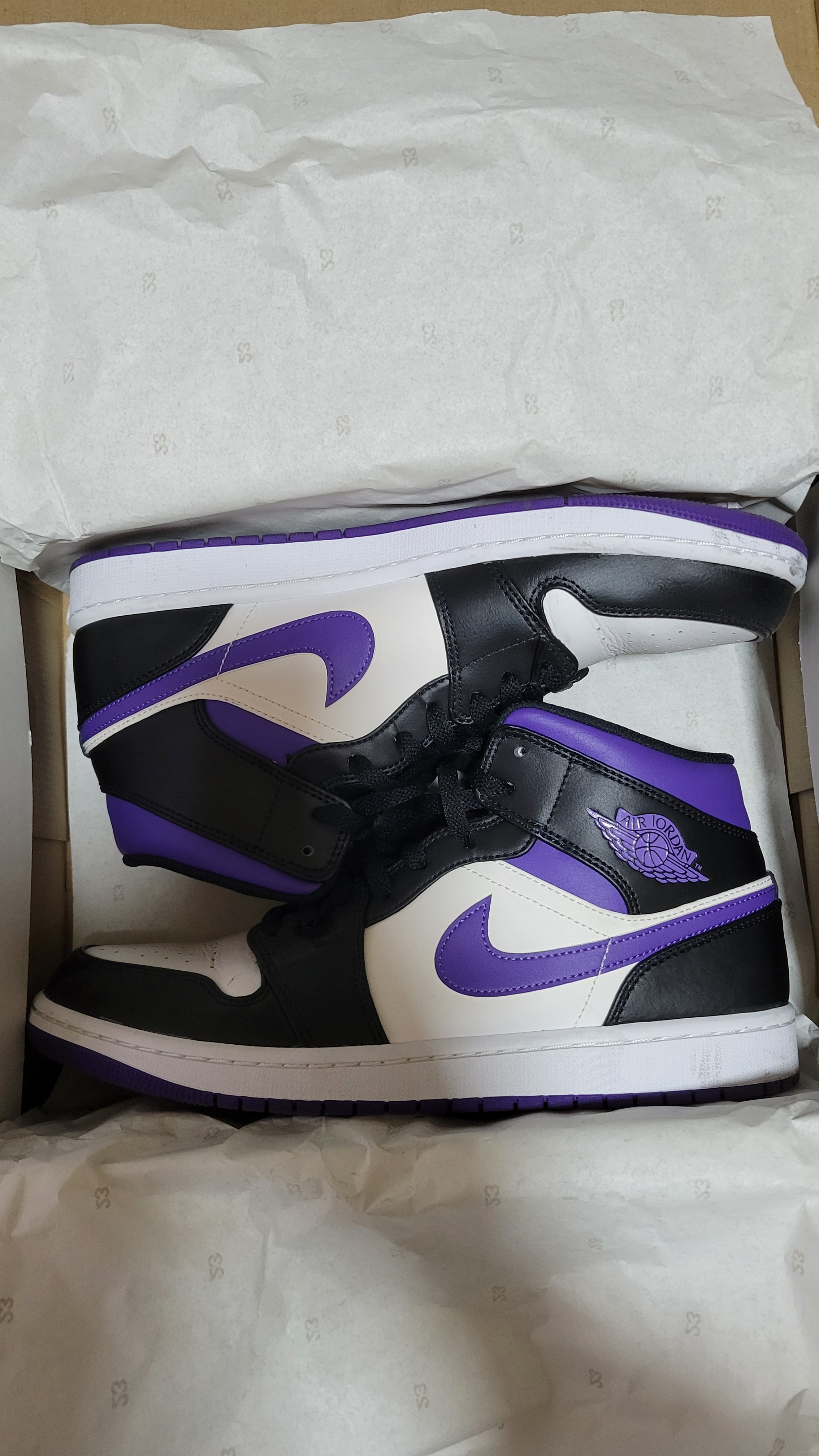 ナイキ エアジョーダン1 ミッド "ブラック/コート パープル"