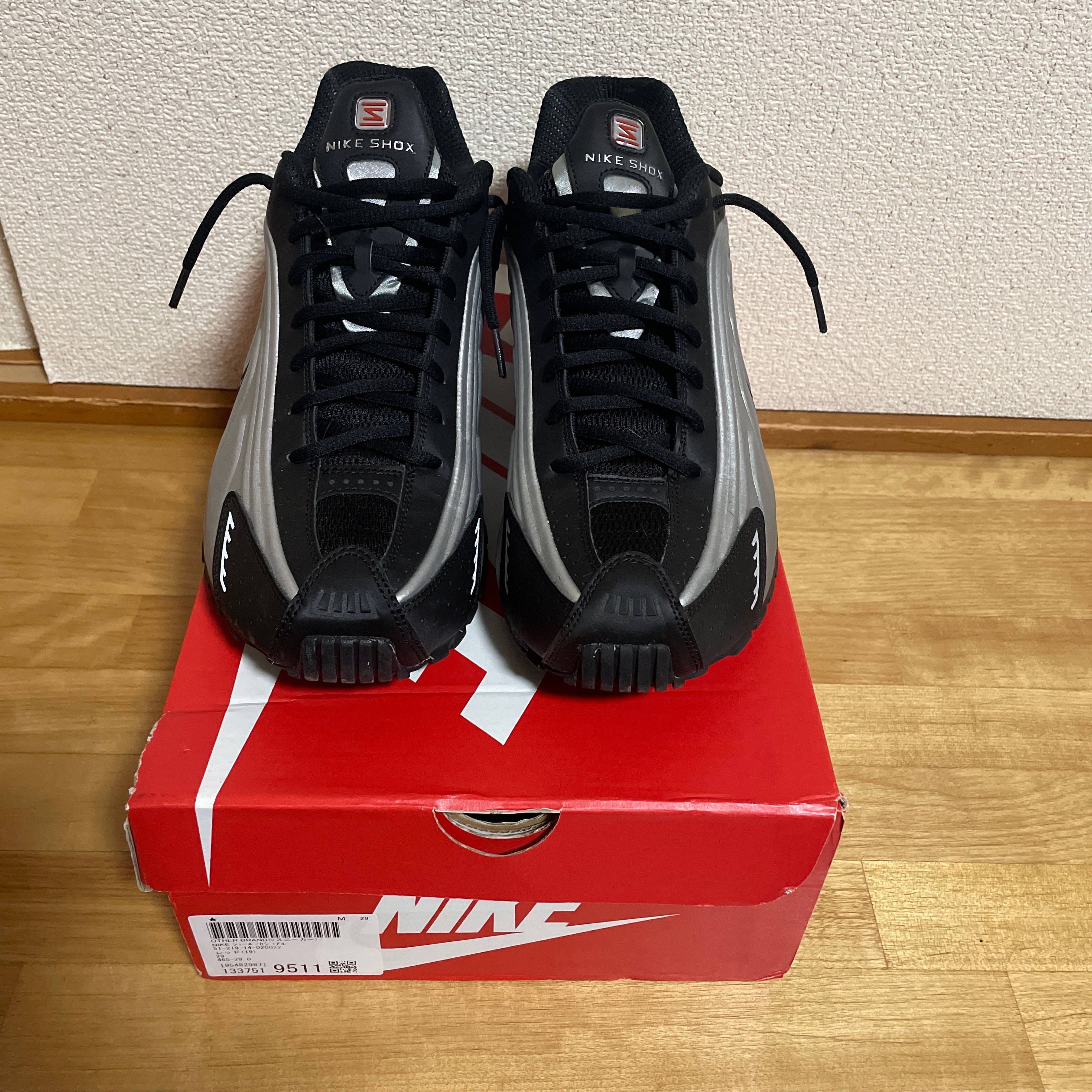 ナイキ ショックス R4 "メタリックシルバー/レッド" (2024) HQ1988-002