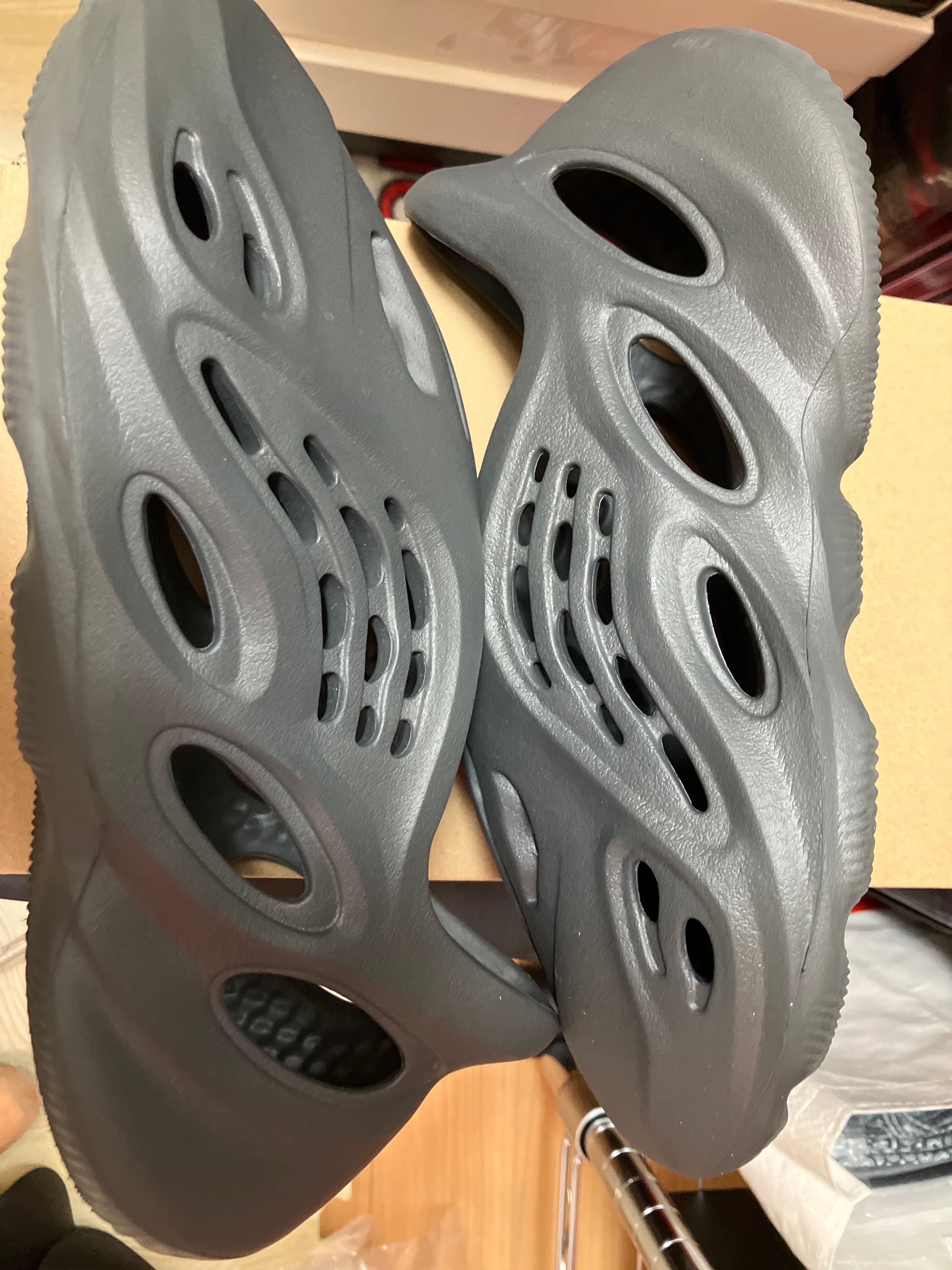 adidas YEEZY Foam Runner "Carbon"