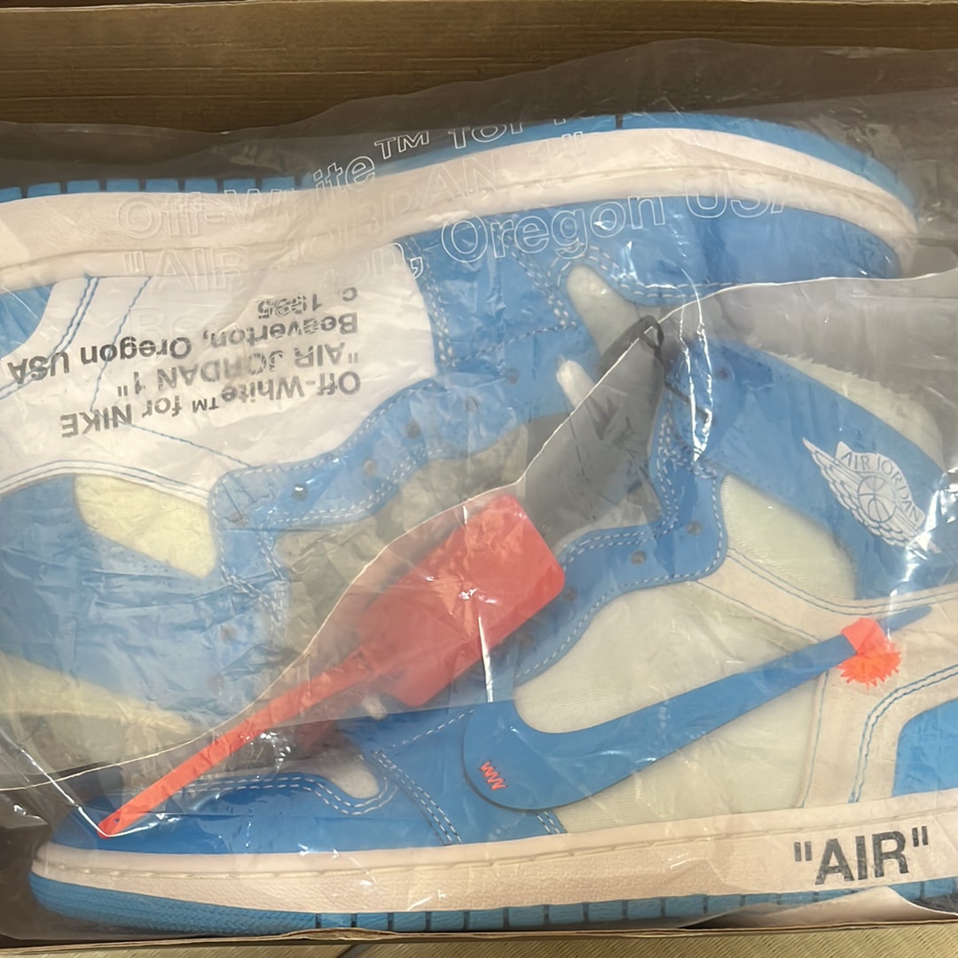 オフホワイト×ナイキ エアジョーダン1 ハイ UNC "ホワイト/ダーク パウダー ブルー"