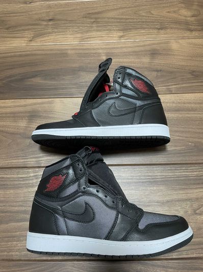 Nike Air Jordan 1 Retro High OG "Black/Metallic Silver/Gym Red"