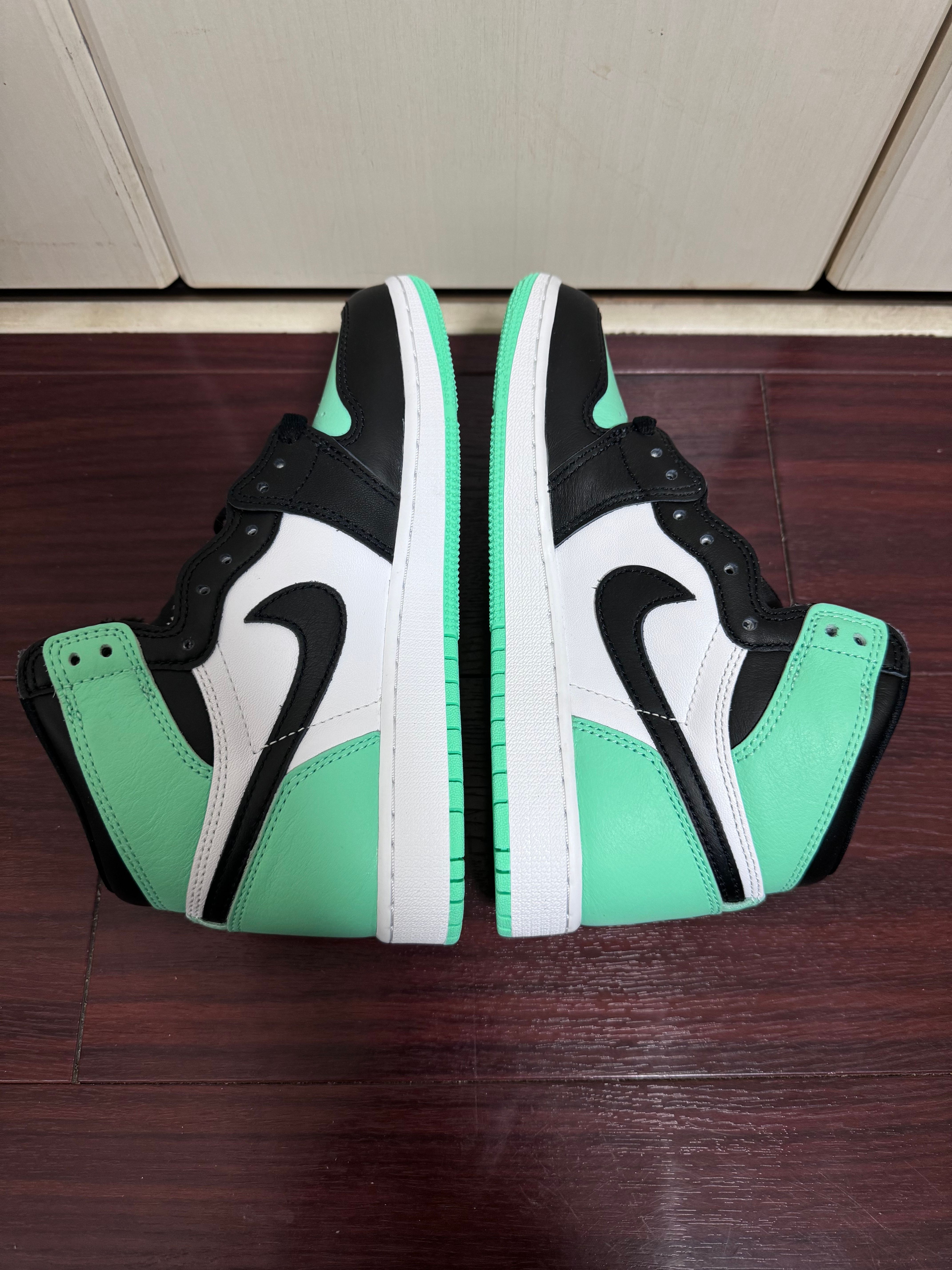 Nike GS Air Jordan 1 High OG "Green Glow"