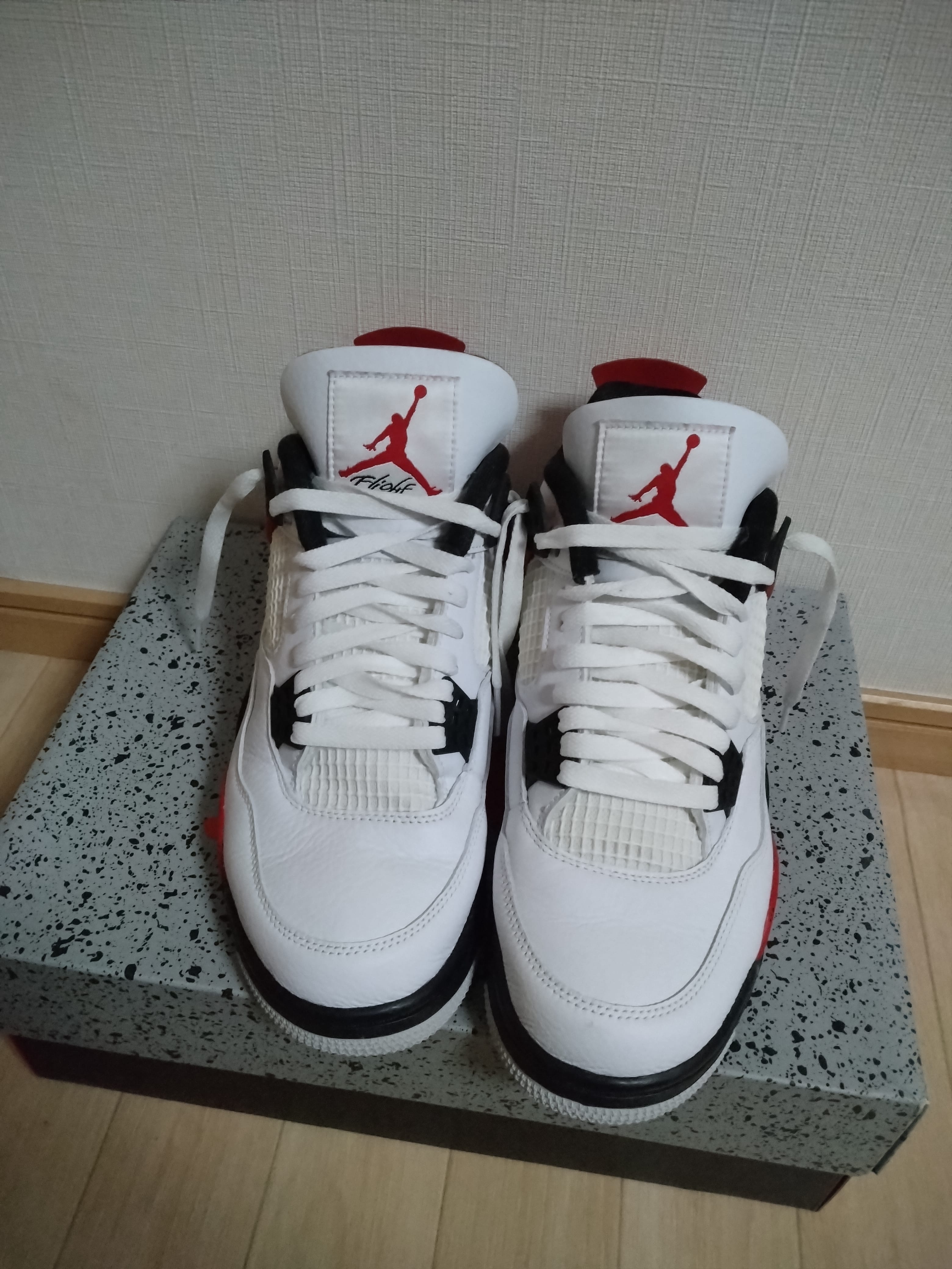 ナイキ エアジョーダン4 レトロ "レッドセメント"