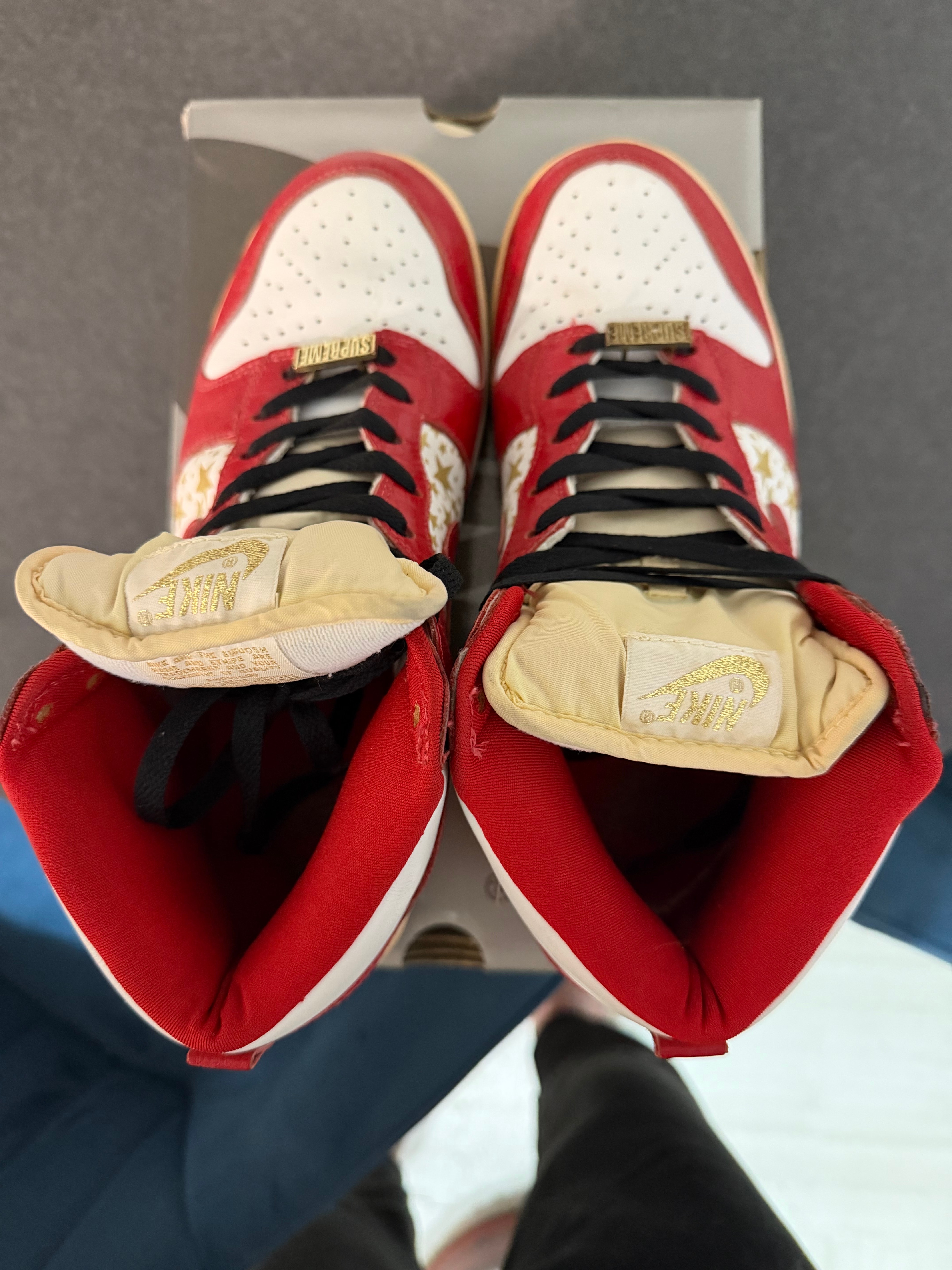 シュプリーム × ナイキ SB ダンク ハイ "レッド スターズ"