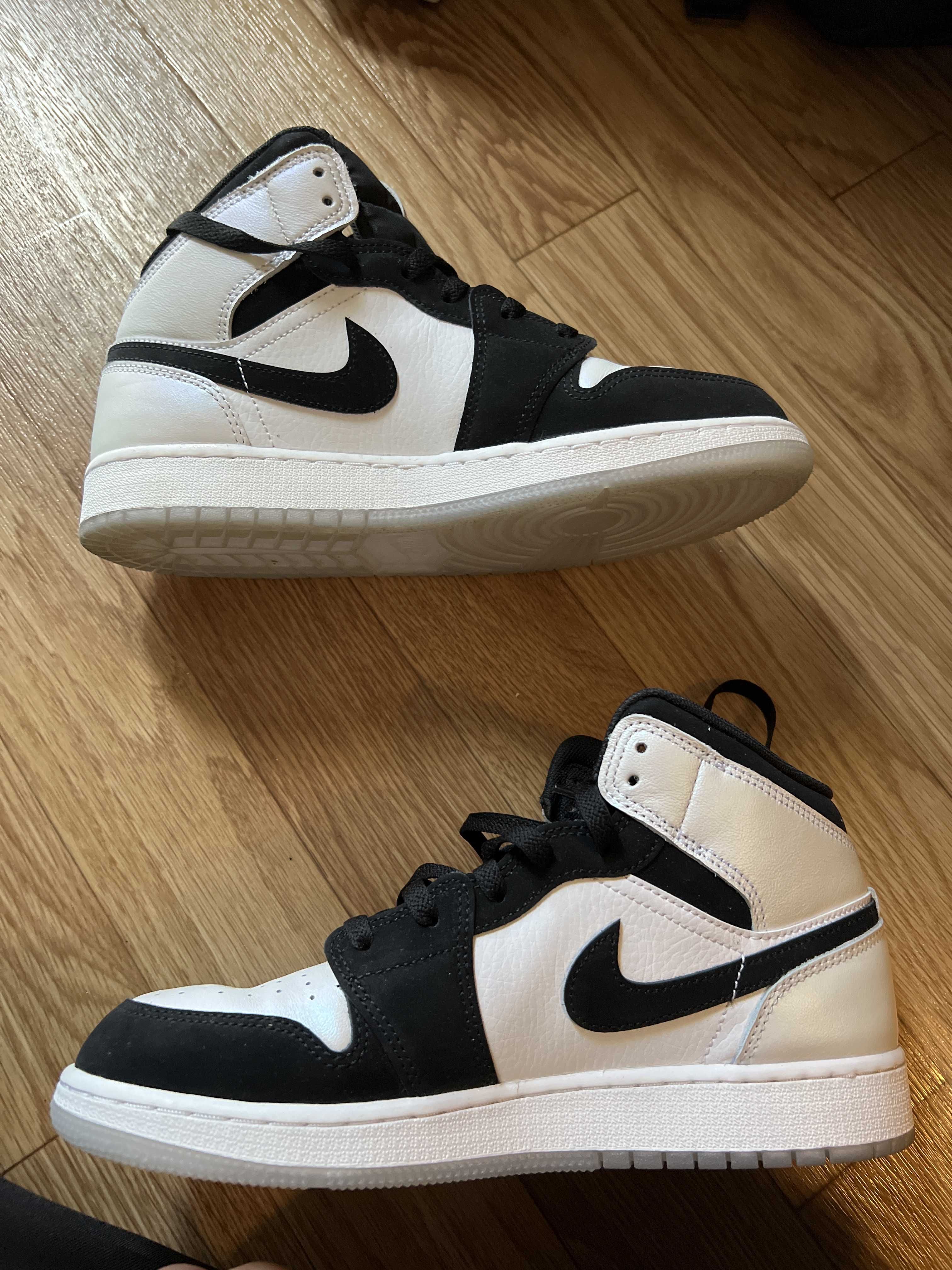 Nike GS Air Jordan 1 Mid "Omega/Black/White"