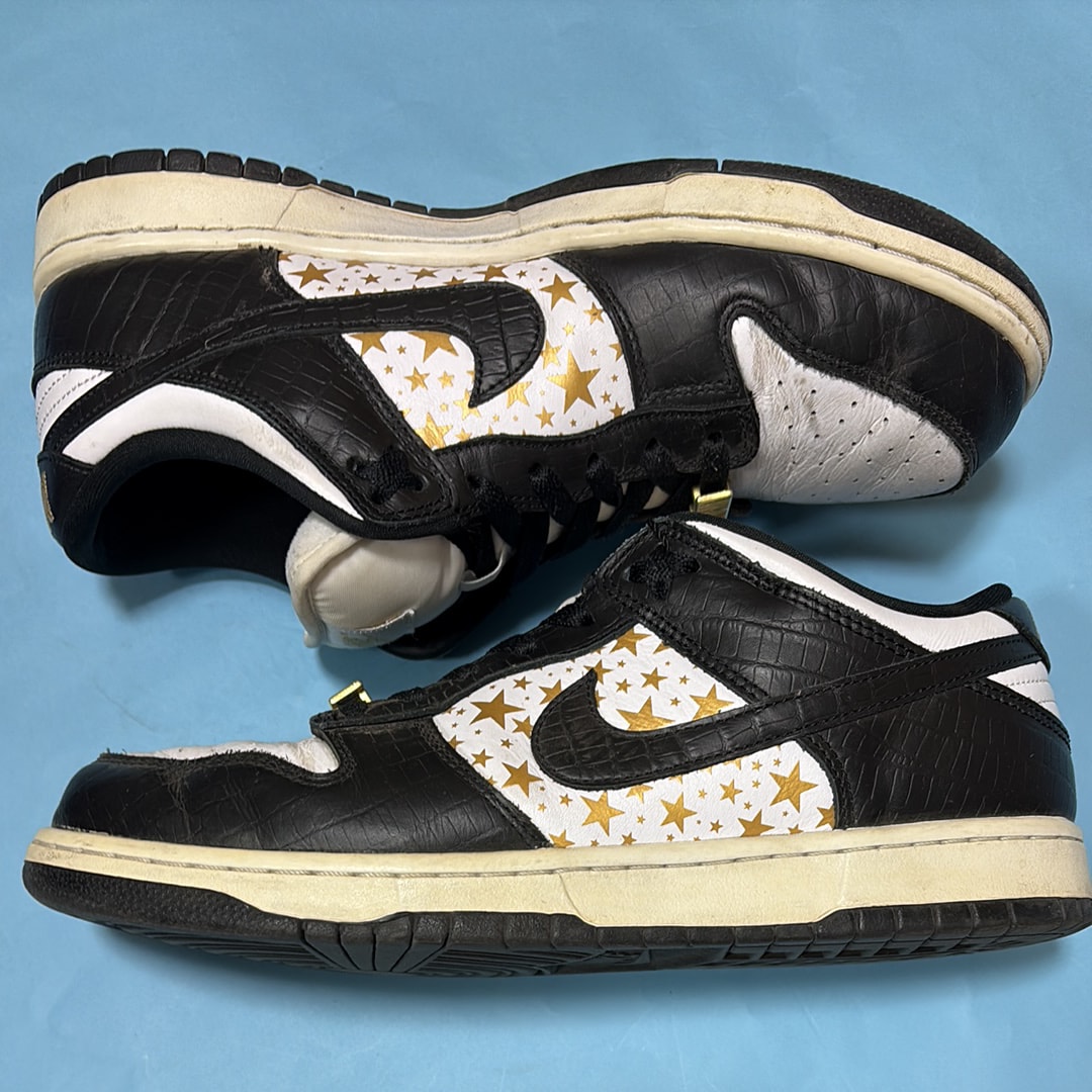 Supreme × Nike SB Dunk Low OG QS Gold Stars "White/Black"