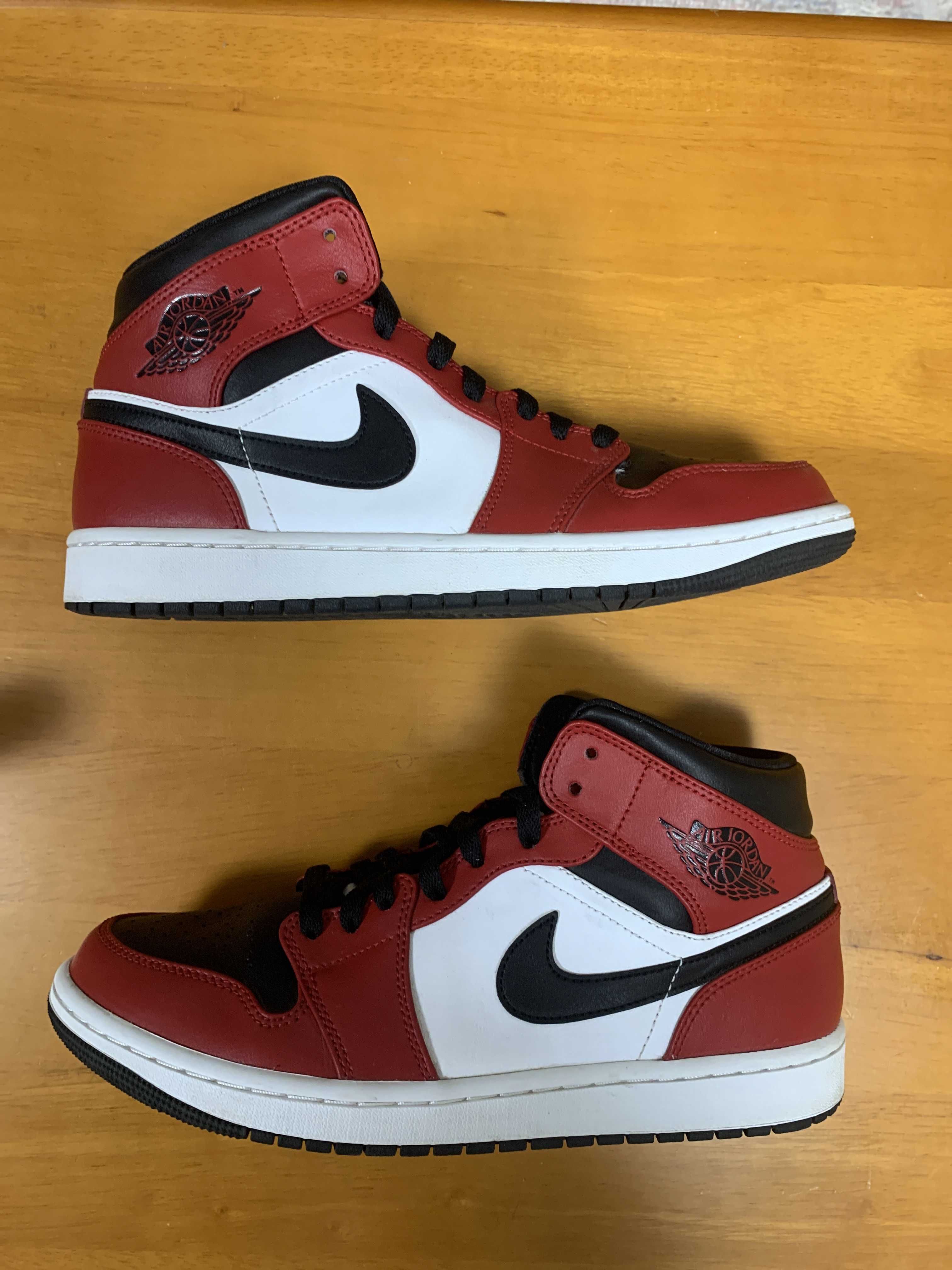 Nike Air Jordan 1 Mid "Chicago Black Toe"