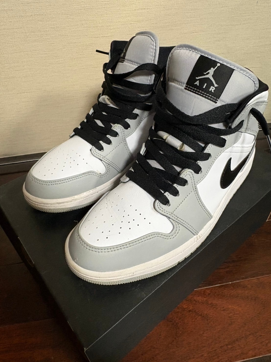 Nike Air Jordan 1 Mid "Light Smoke Grey/White/Black"