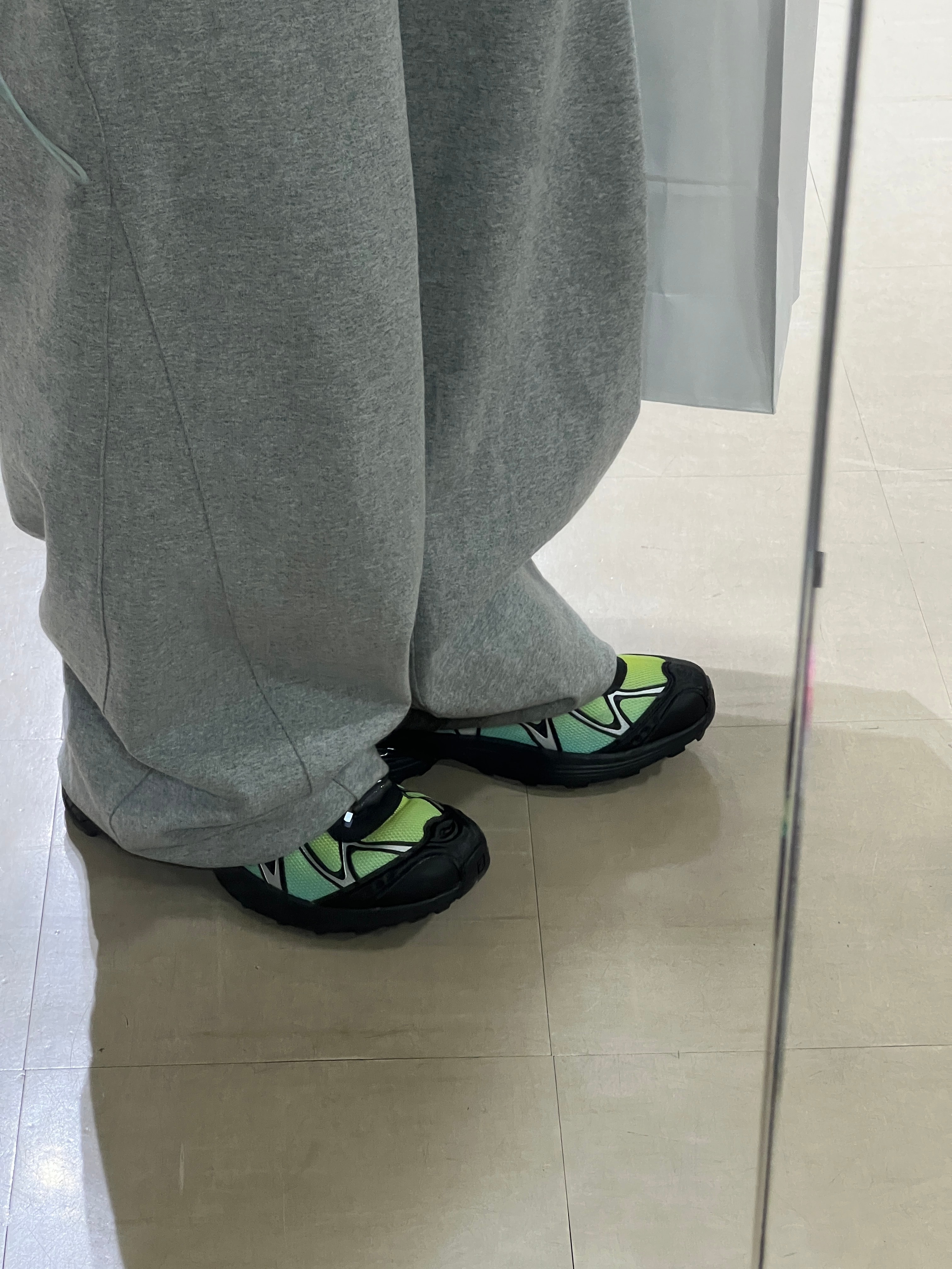 サロモン XTウィスパー エナジー "ブラック/アイスドアクア"