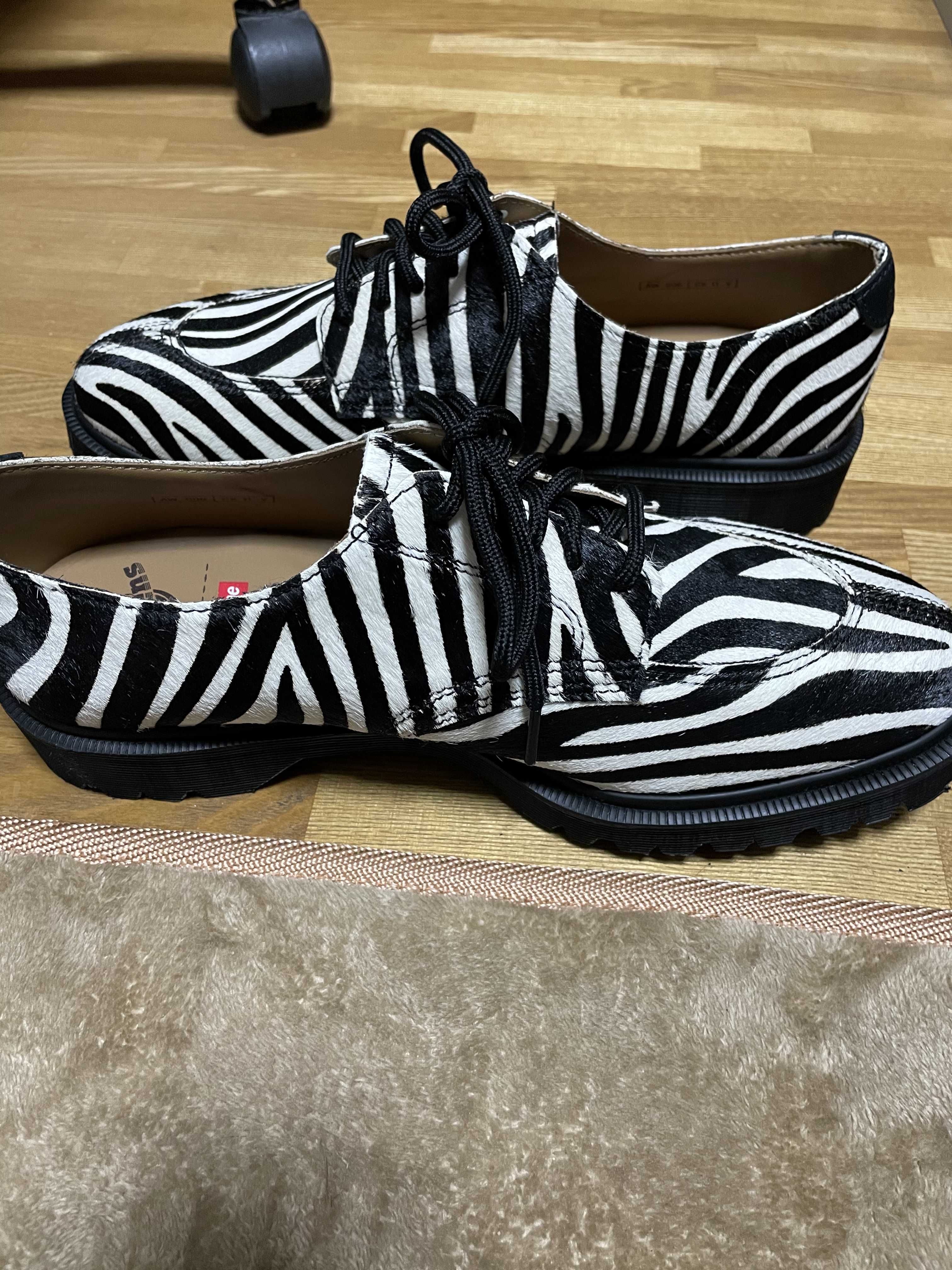 SUPREME × Dr.Martens SPLIT TOE 5-EYE SHOE "ZEBRA"