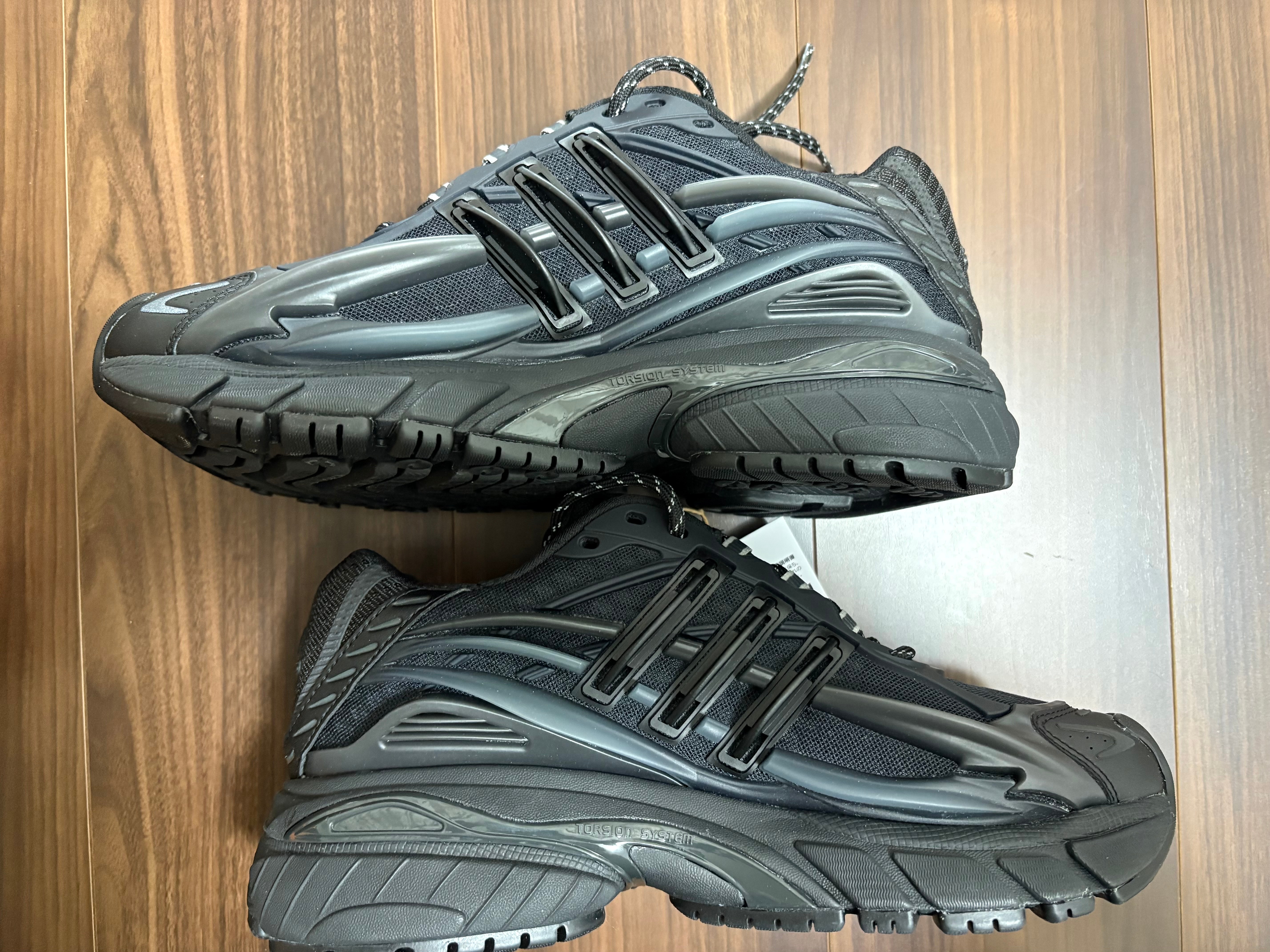 Pharrell Williams × adidas Jellyfish "Carbon/Core Black"