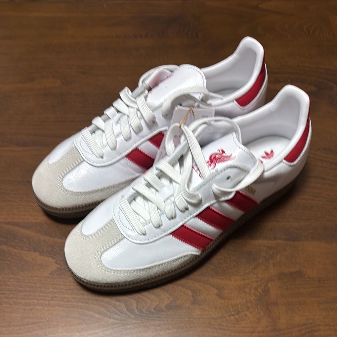 リヴァプールFC × アディダス サンバ "クラウドホワイト/ストロベリーレッド/ガム"