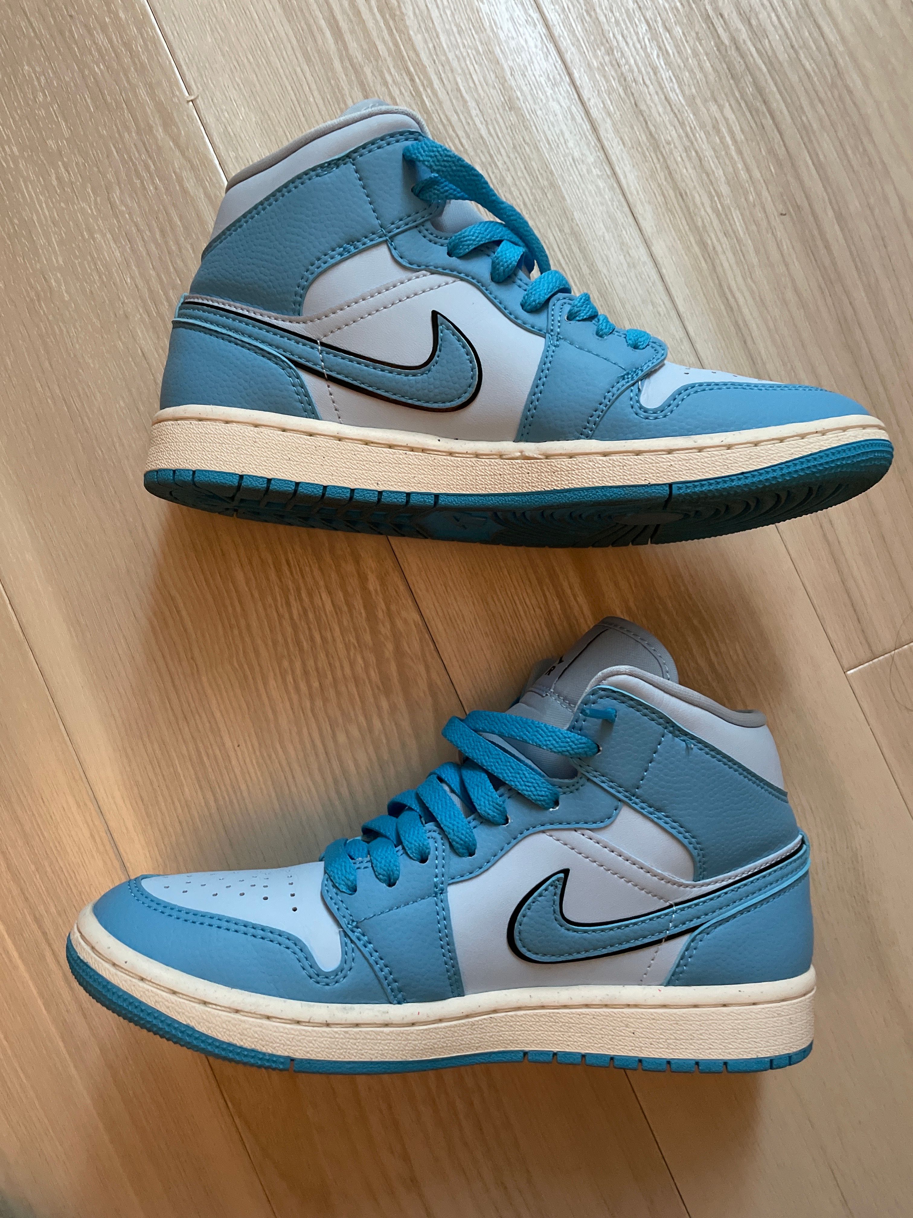Nike Women's Air Jordan 1 Mid SE "University Blue"