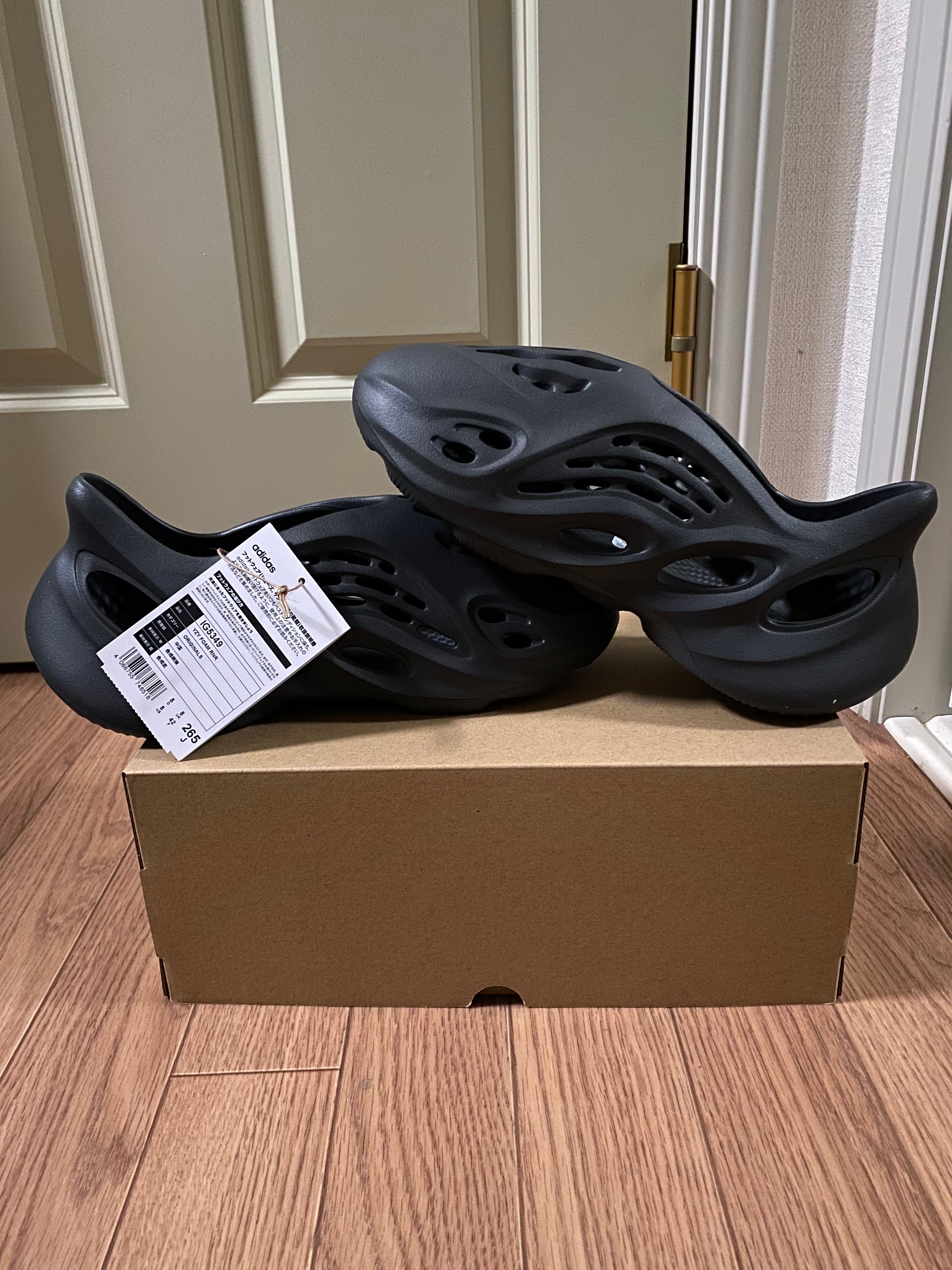 adidas YEEZY Foam Runner "Carbon"