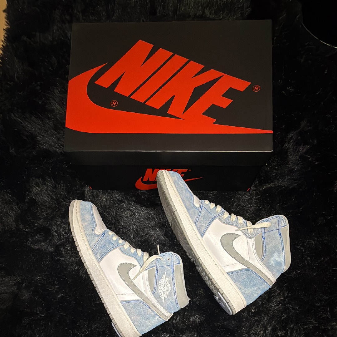 Nike Air Jordan 1 High OG "Hyper Royal"