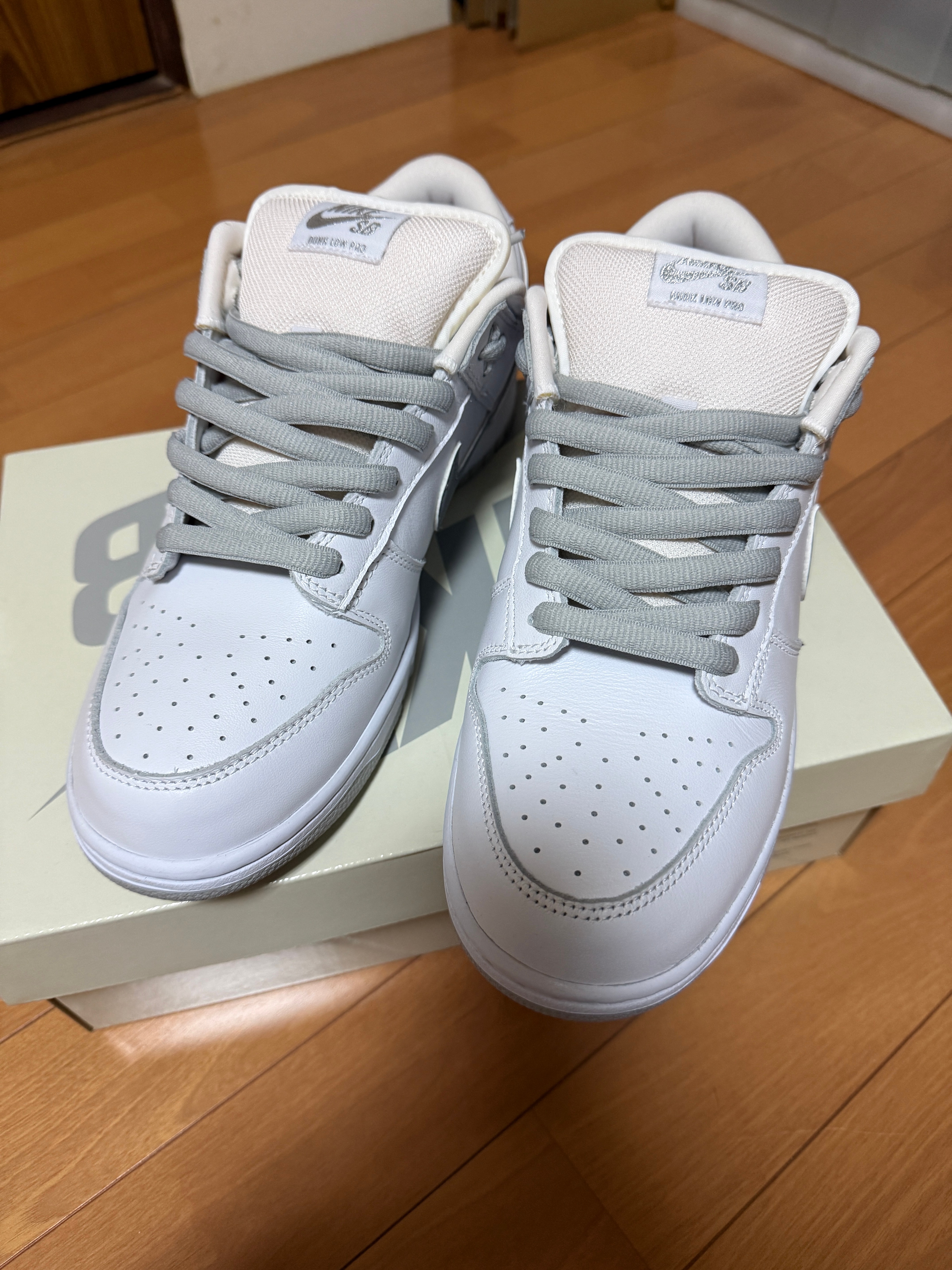 Supreme × Nike SB Dunk Low "White/Metallic Silver" (25FW Week2)