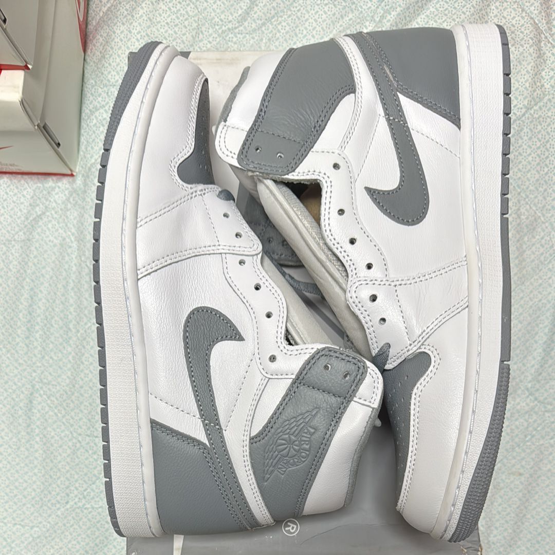 Nike Air Jordan 1 High OG "Stealth"