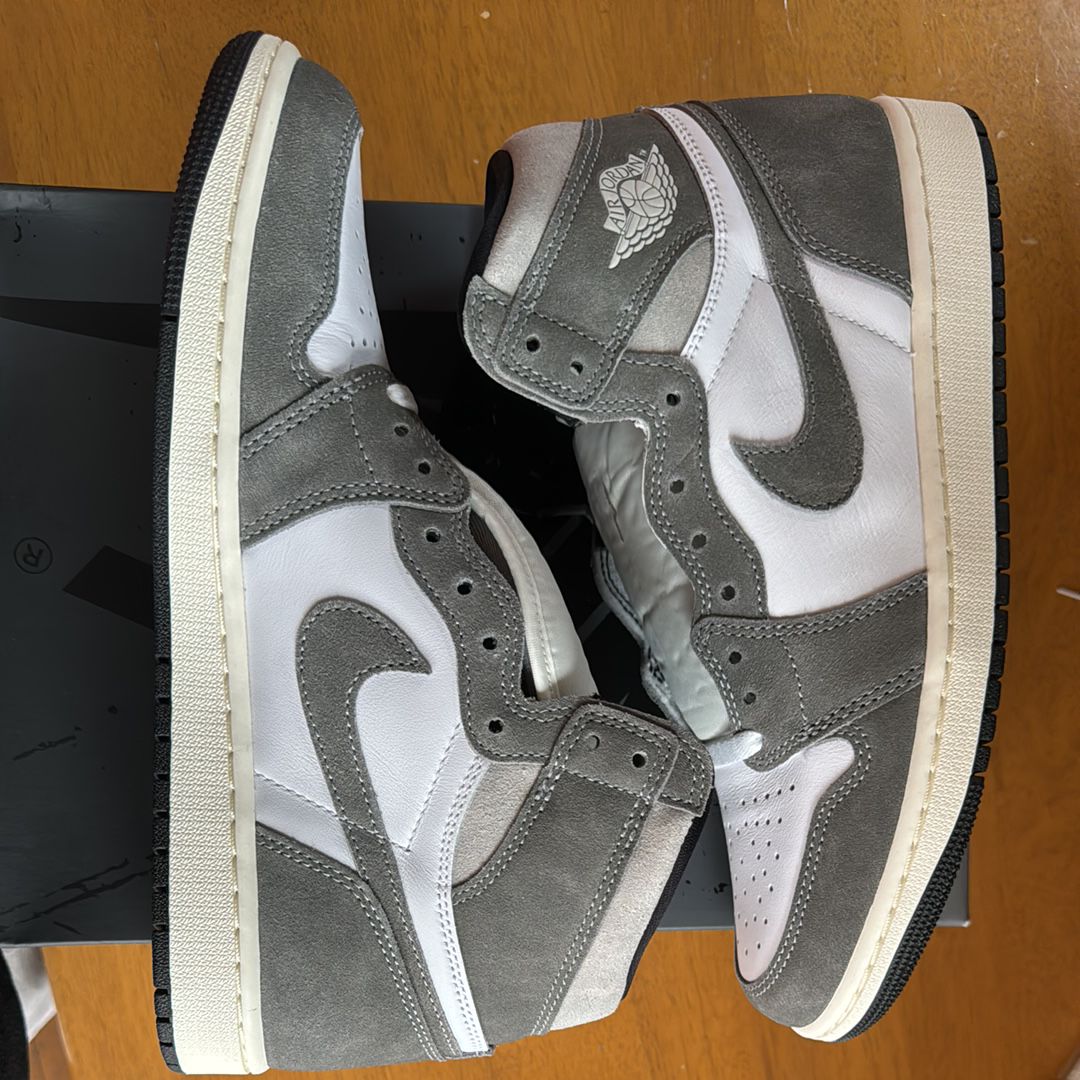 Nike Air Jordan 1 Retro High OG "Black and Smoke Grey"