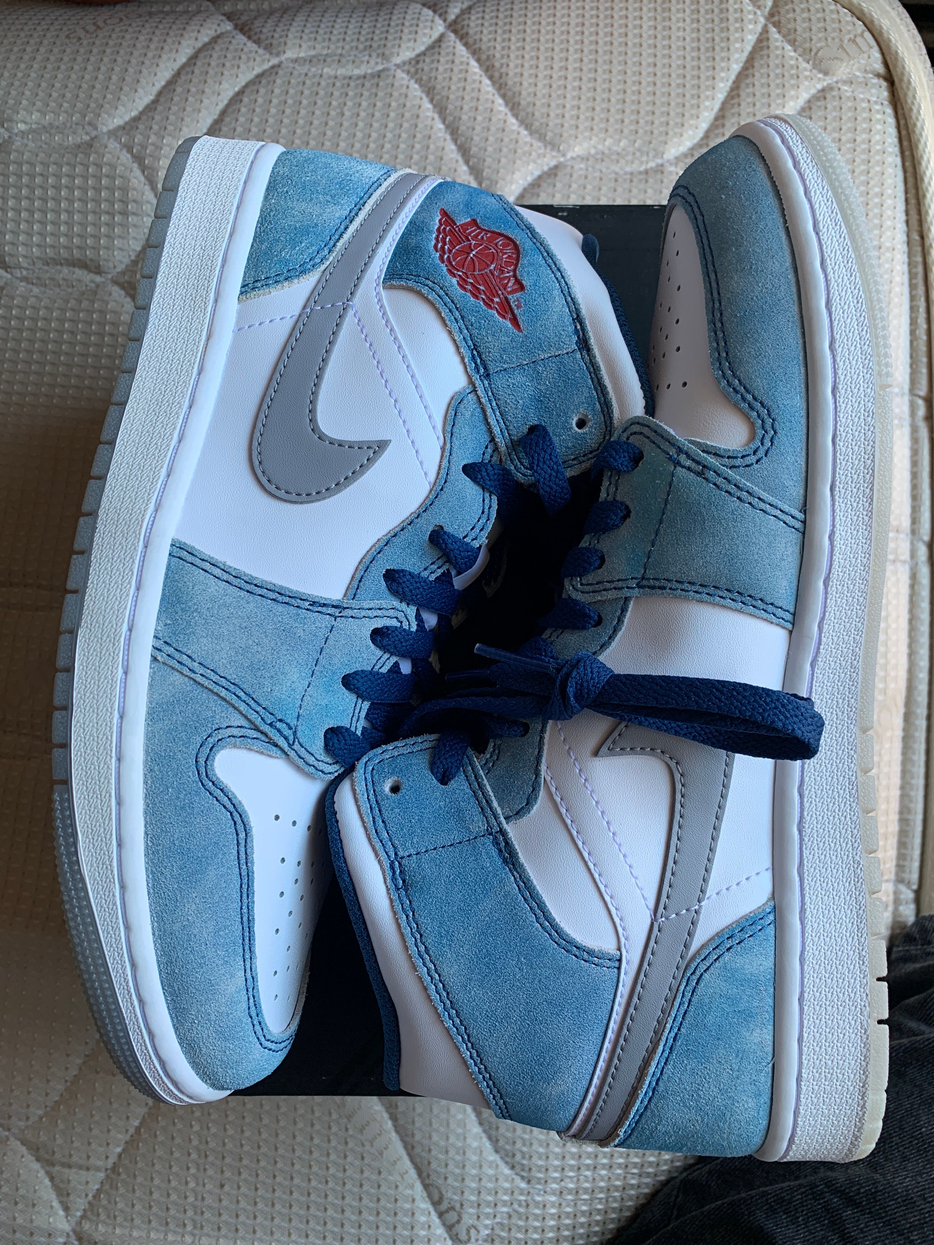 Nike Air Jordan 1 Mid SE "White/Hyper Royal/Red"