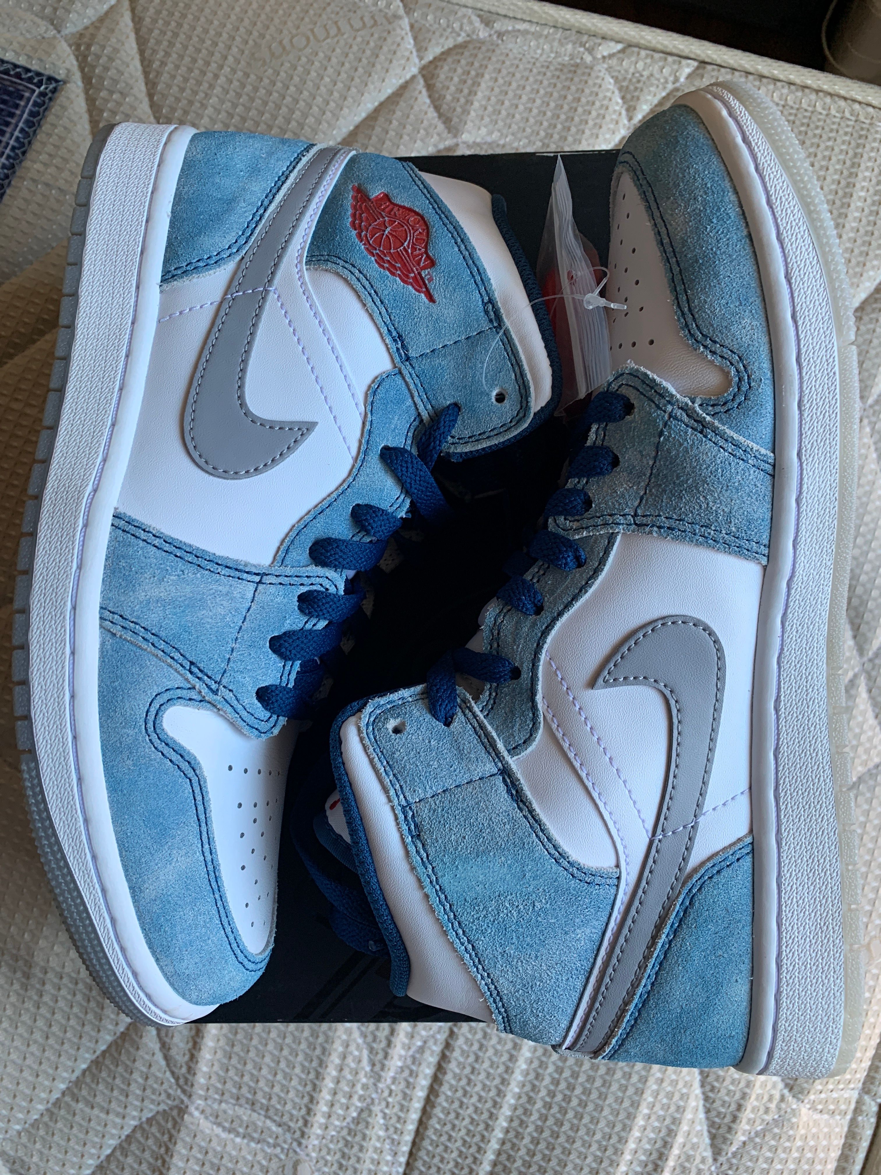 Nike Air Jordan 1 Mid SE "White/Hyper Royal/Red"