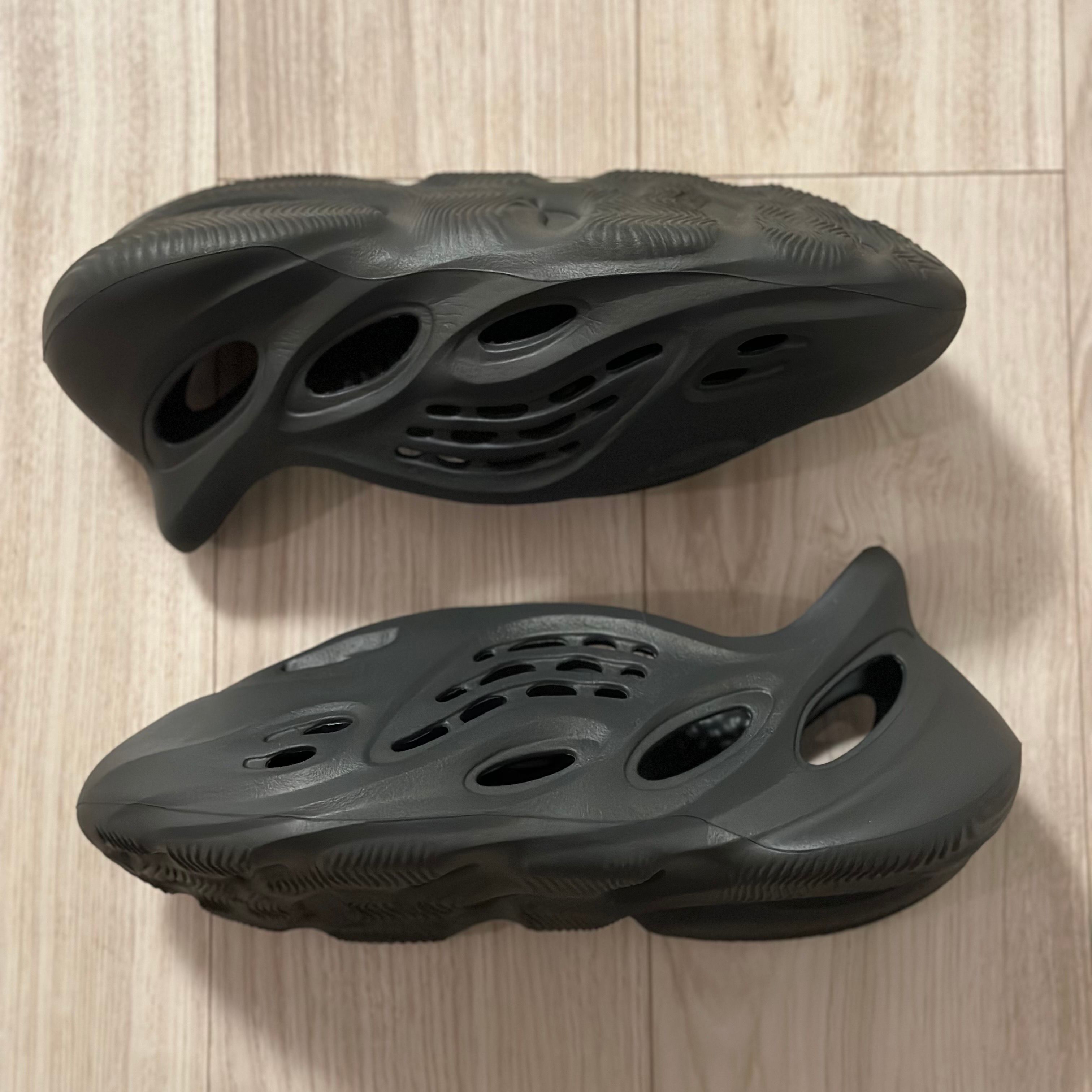 adidas YEEZY Foam Runner "Carbon"