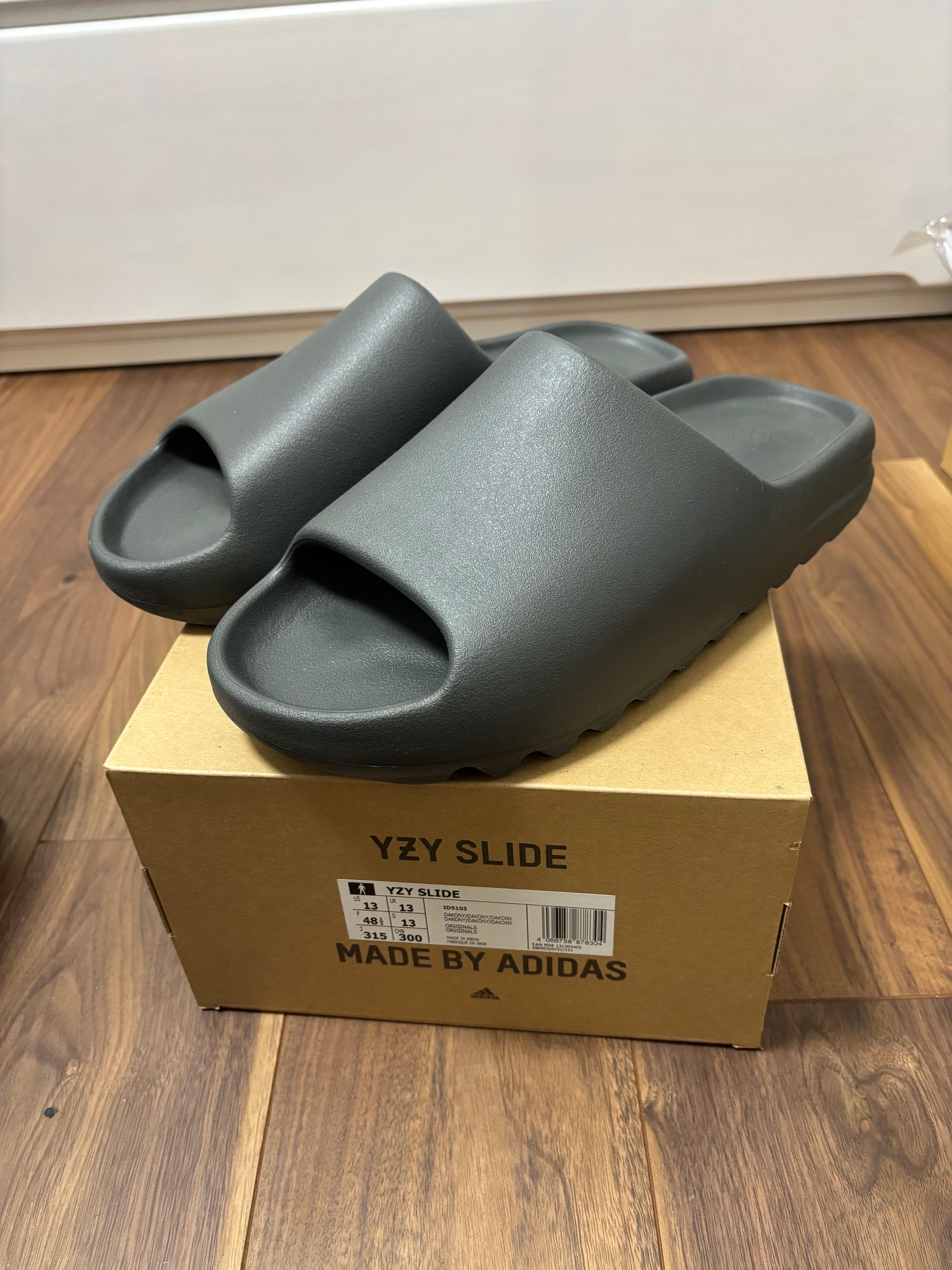 イージー イージー スライド (YEEZY Yeezy Slide) の新作・中古通販