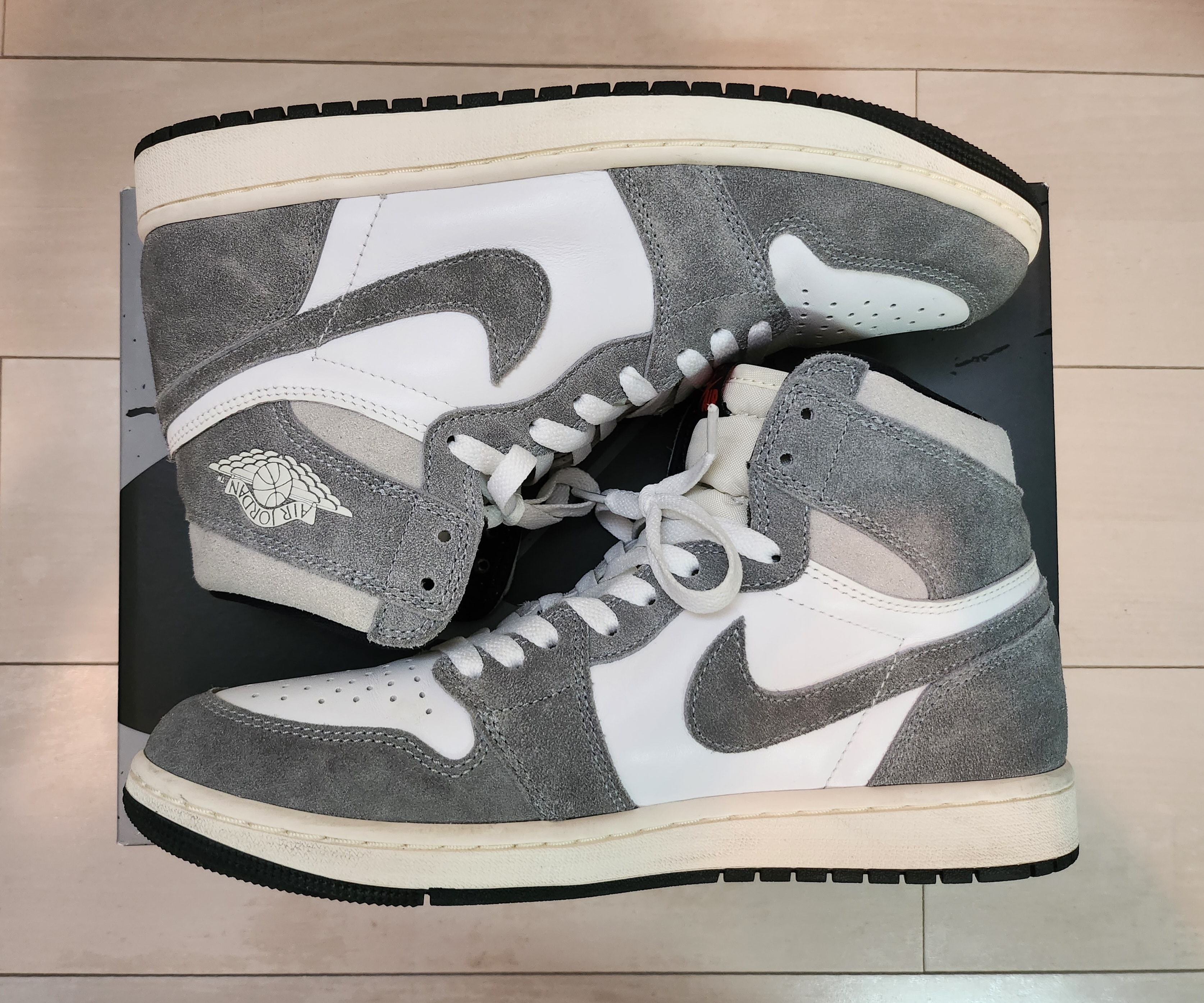 Nike Air Jordan 1 Retro High OG "Black and Smoke Grey"
