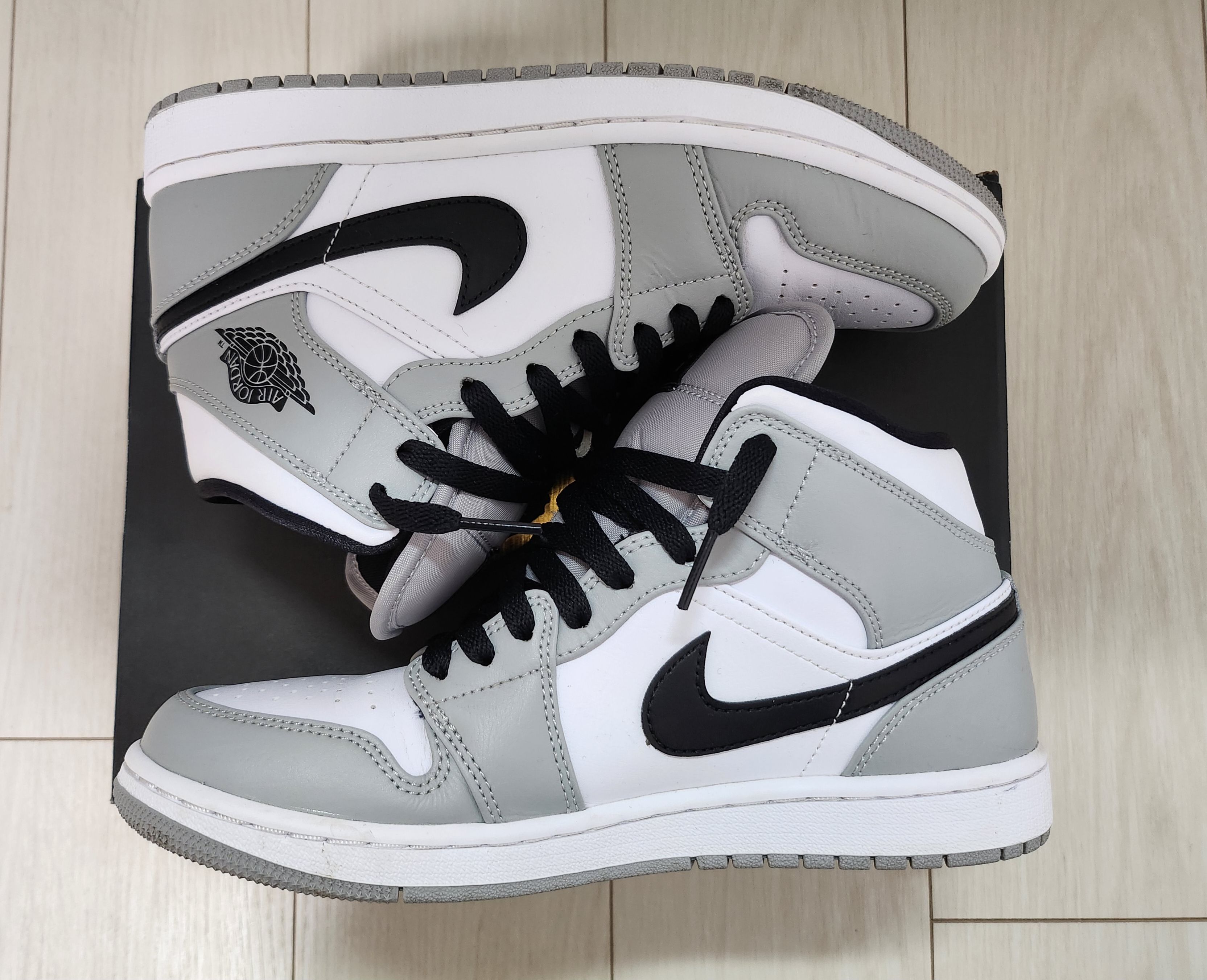 Nike Air Jordan 1 Mid "Light Smoke Grey/White/Black"