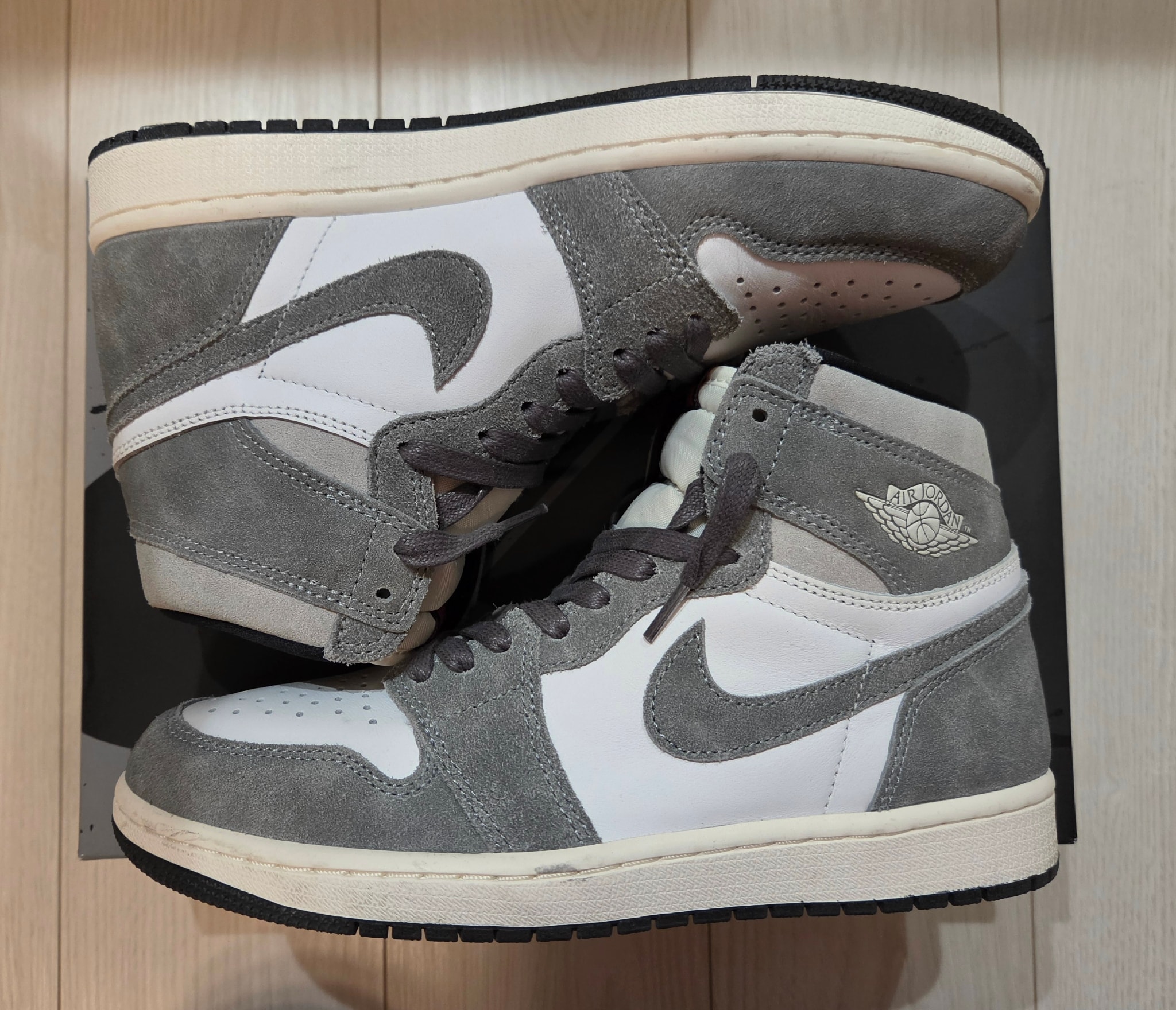 Nike Air Jordan 1 Retro High OG "Black and Smoke Grey"