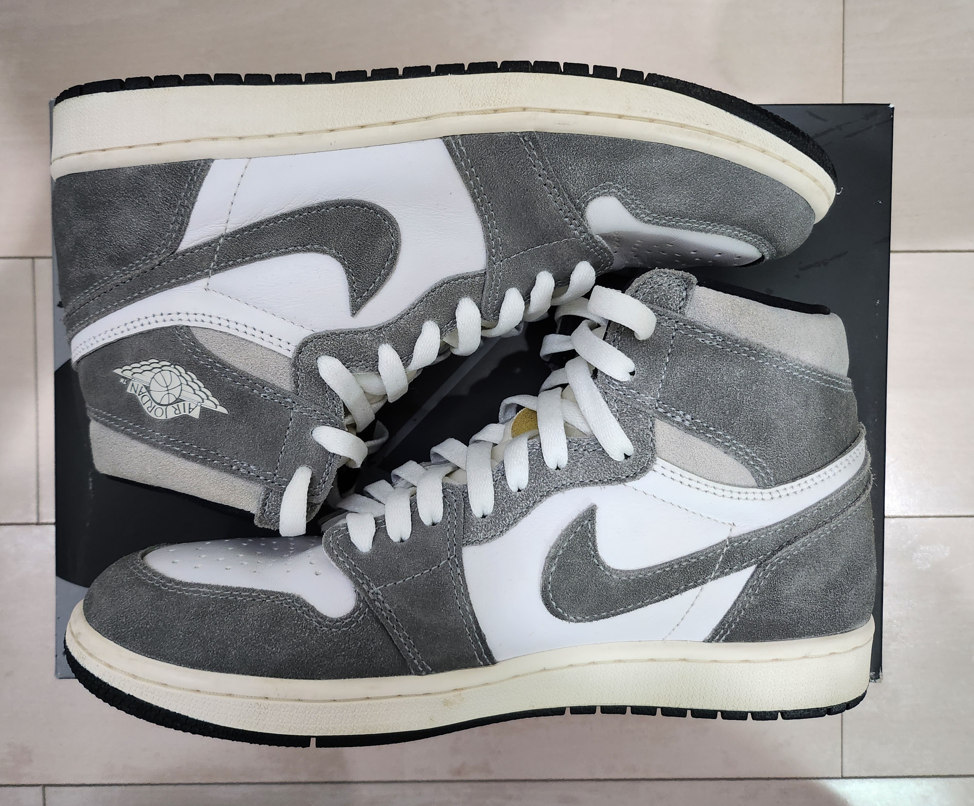 Nike Air Jordan 1 Retro High OG "Black and Smoke Grey"