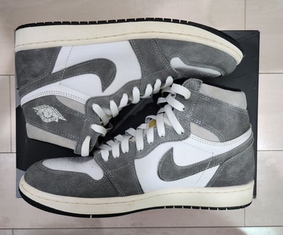 Nike Air Jordan 1 Retro High OG "Black and Smoke Grey"