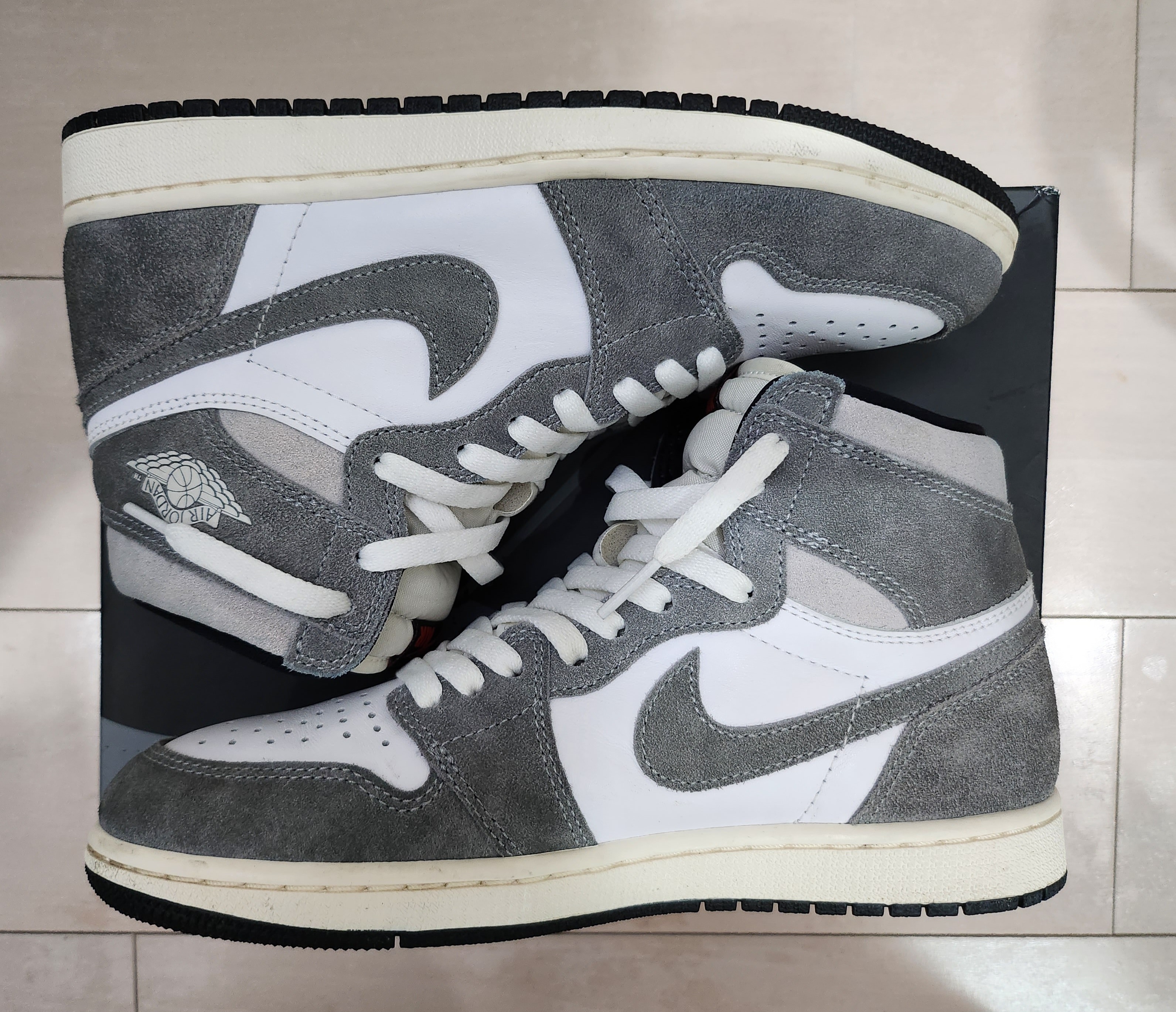 Nike Air Jordan 1 Retro High OG "Black and Smoke Grey"