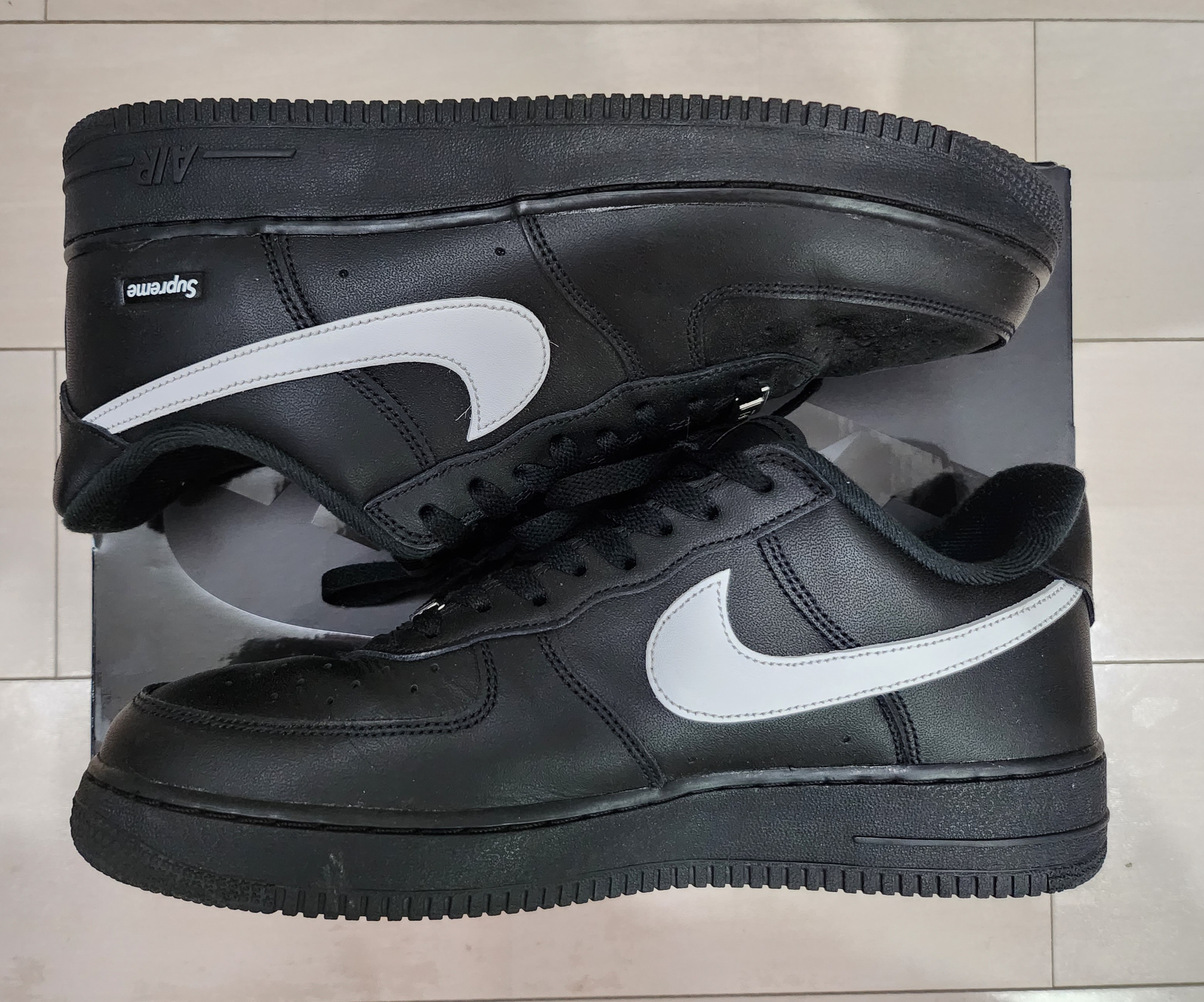 シュプリーム × ナイキ エアフォース1 ロー "ブラック/ホワイト"