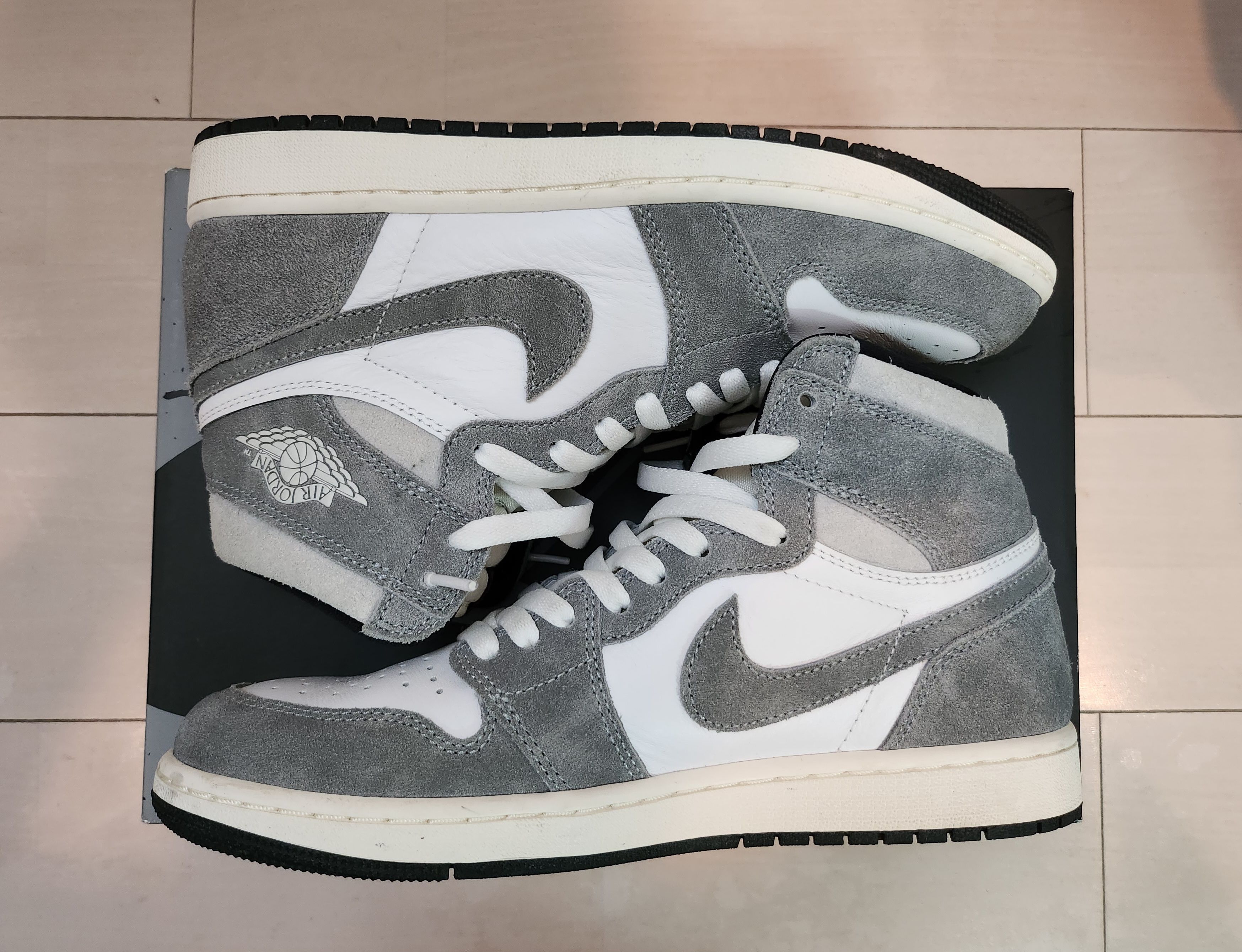 Nike Air Jordan 1 Retro High OG "Black and Smoke Grey"