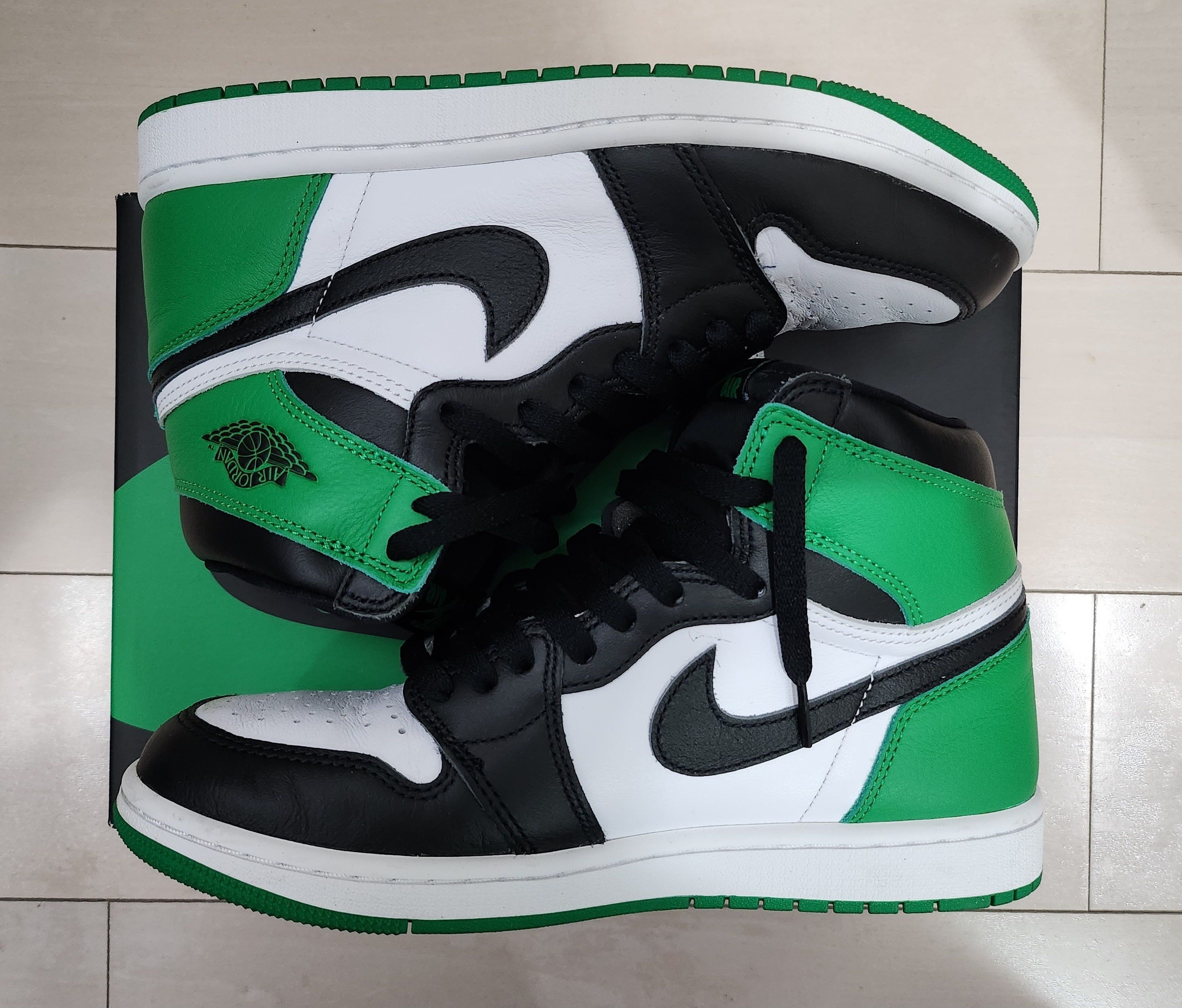 ナイキ エアジョーダン1 レトロ ハイ OG "セルティックス/ブラック アンド ラッキーグリーン" (2023)