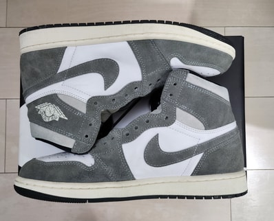 Nike Air Jordan 1 Retro High OG "Black and Smoke Grey"