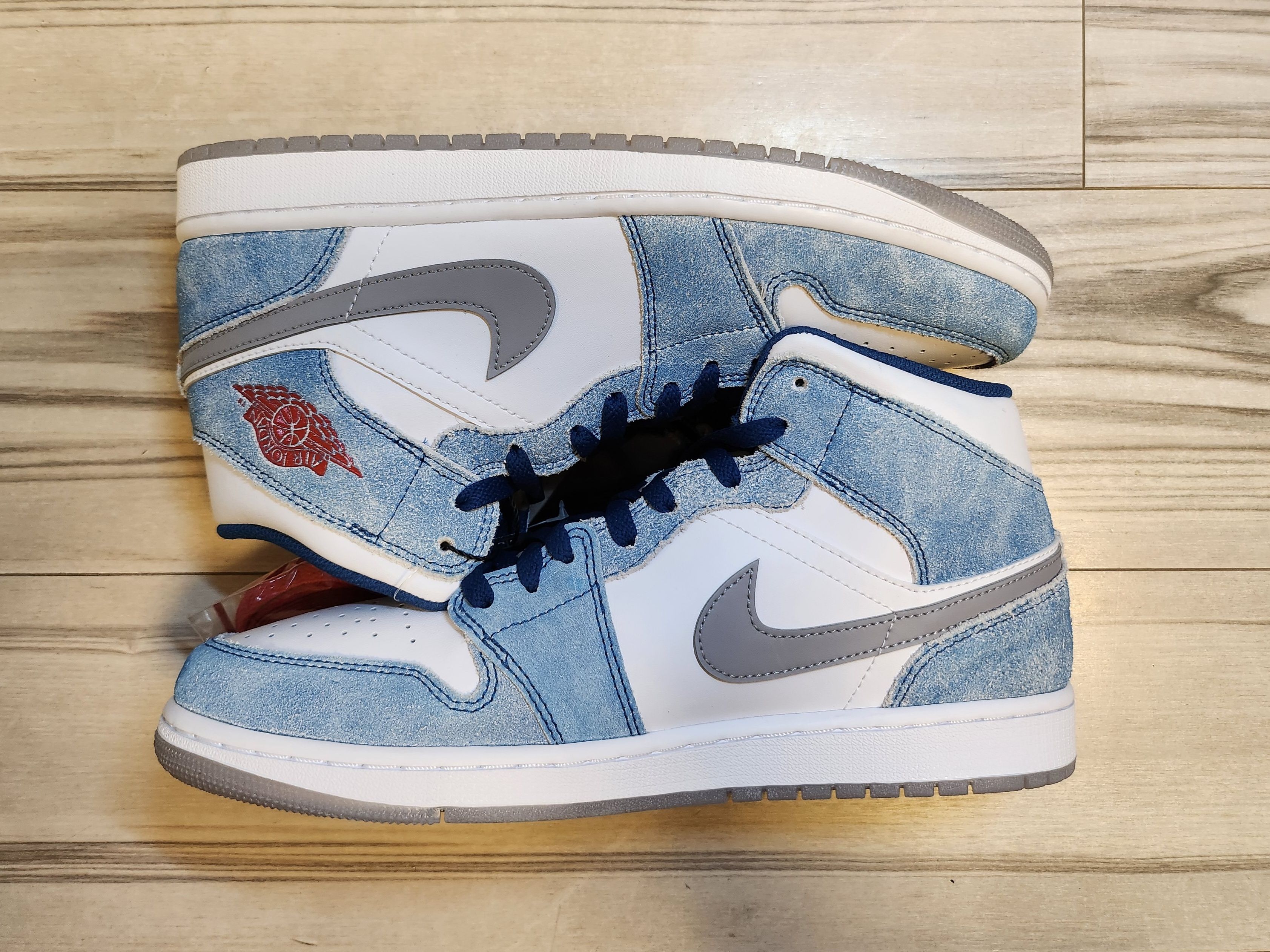 Nike Air Jordan 1 Mid SE "White/Hyper Royal/Red"