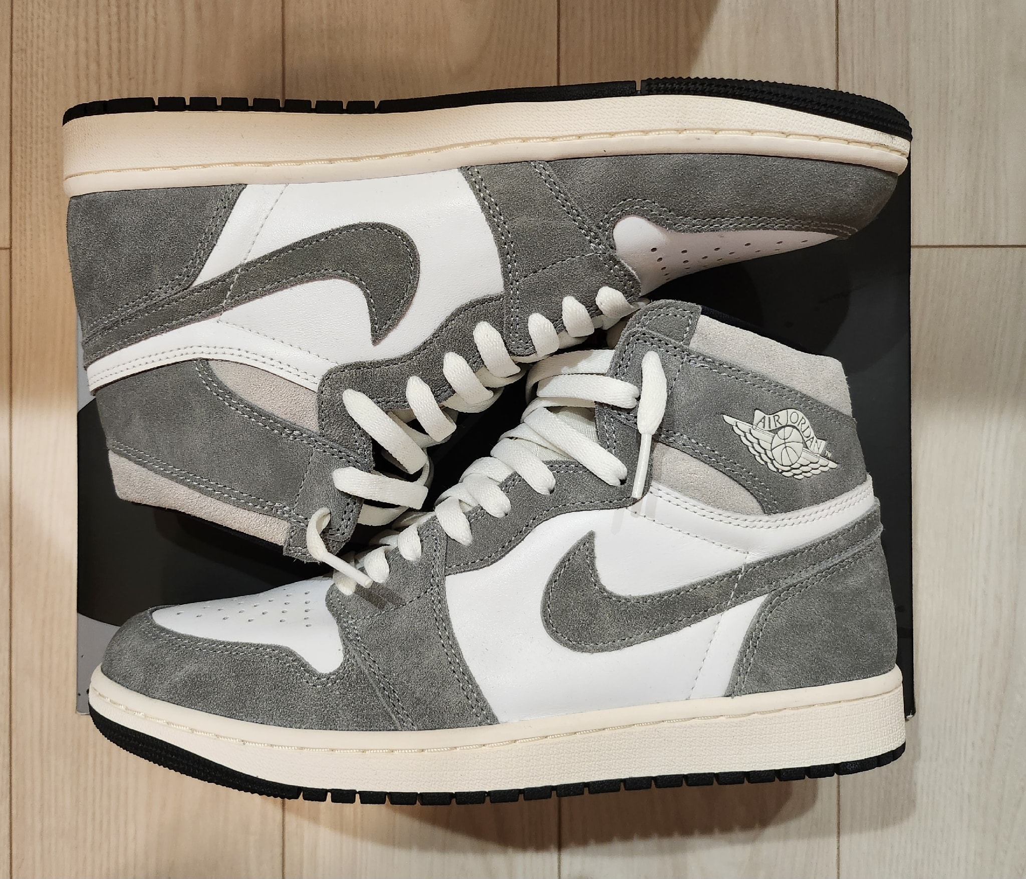 Nike Air Jordan 1 Retro High OG "Black and Smoke Grey"