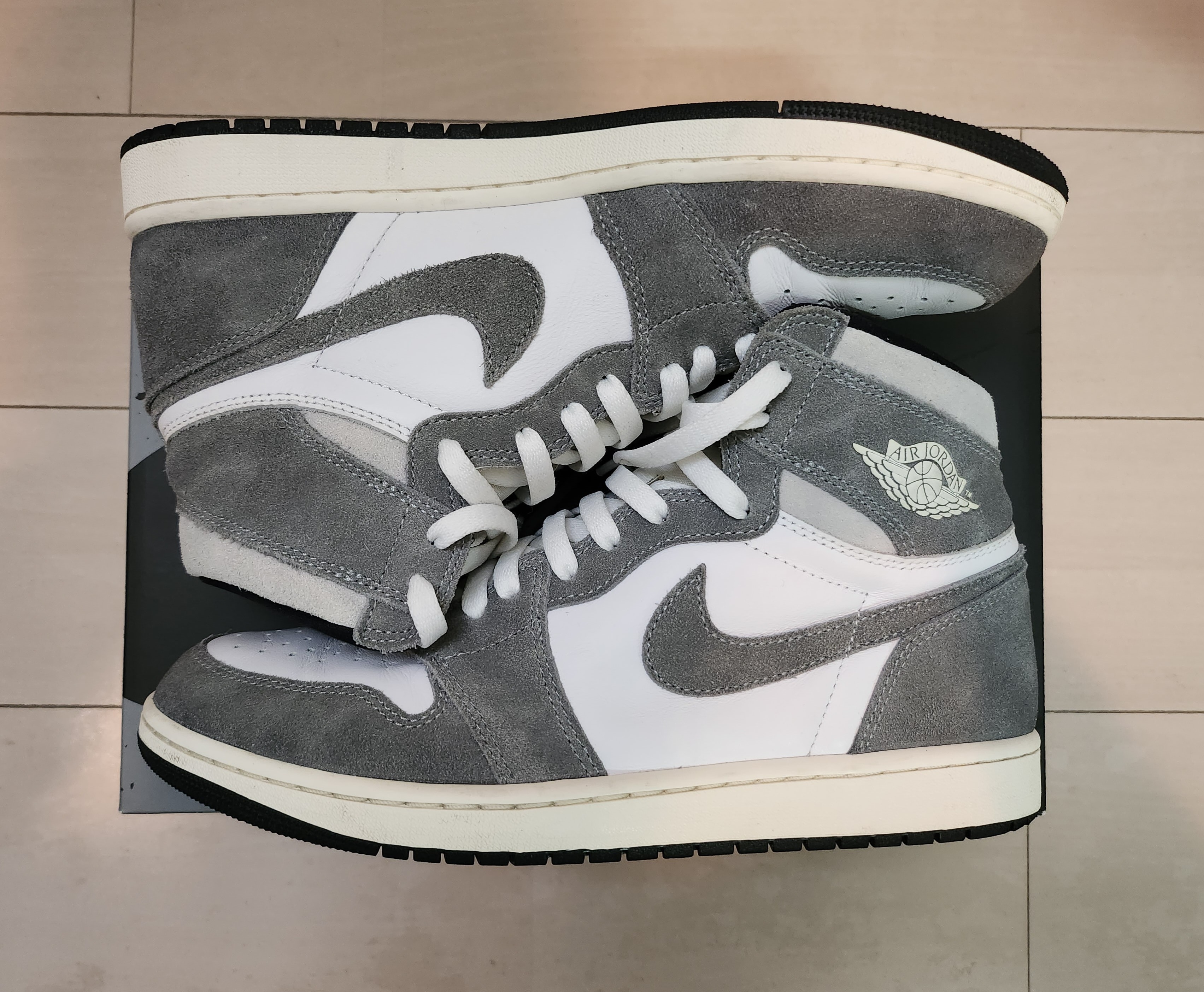 Nike Air Jordan 1 Retro High OG "Black and Smoke Grey"