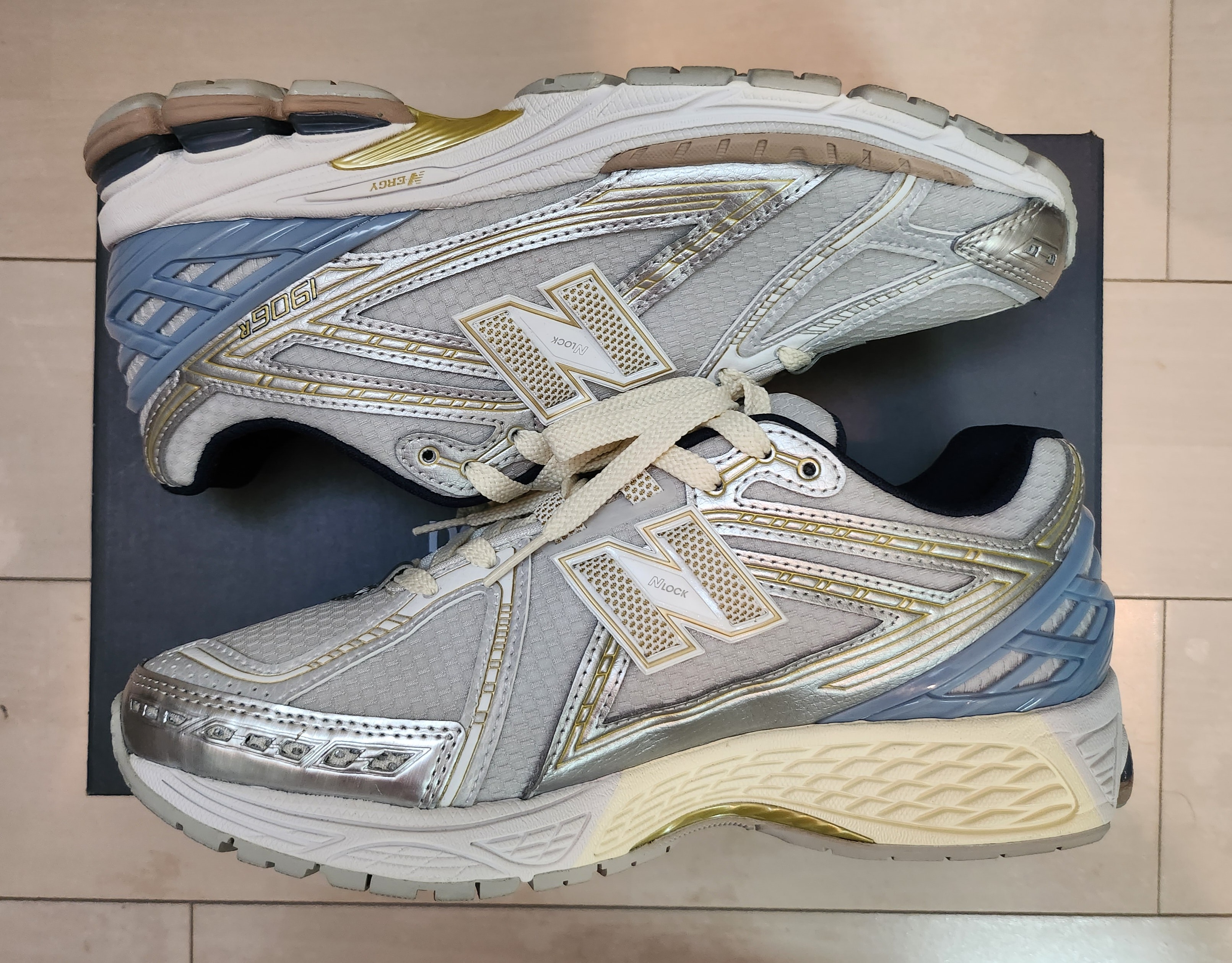 キス × ニューバランス 1906R "ホワイト/ブルー" M1906RKC