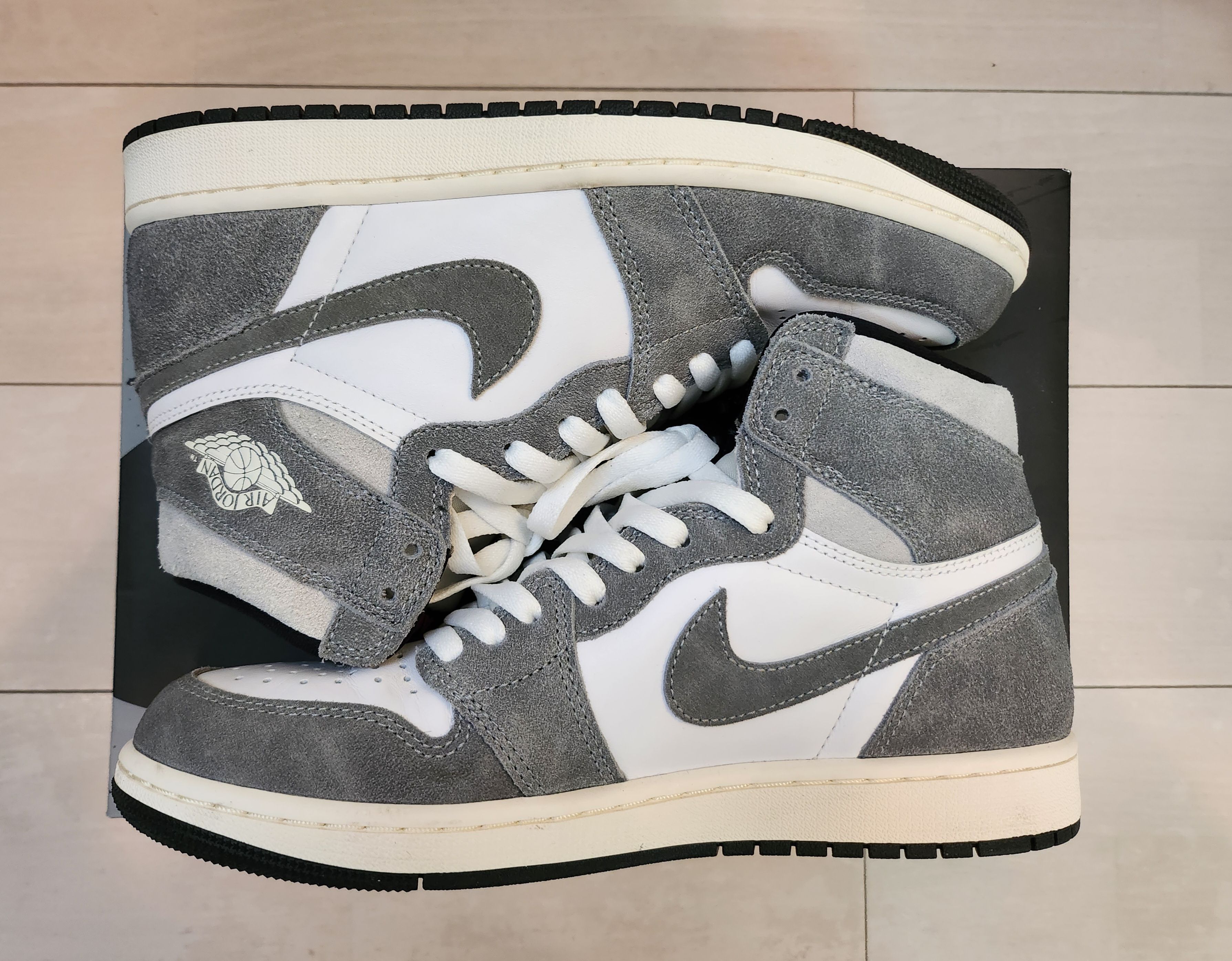 Nike Air Jordan 1 Retro High OG "Black and Smoke Grey"