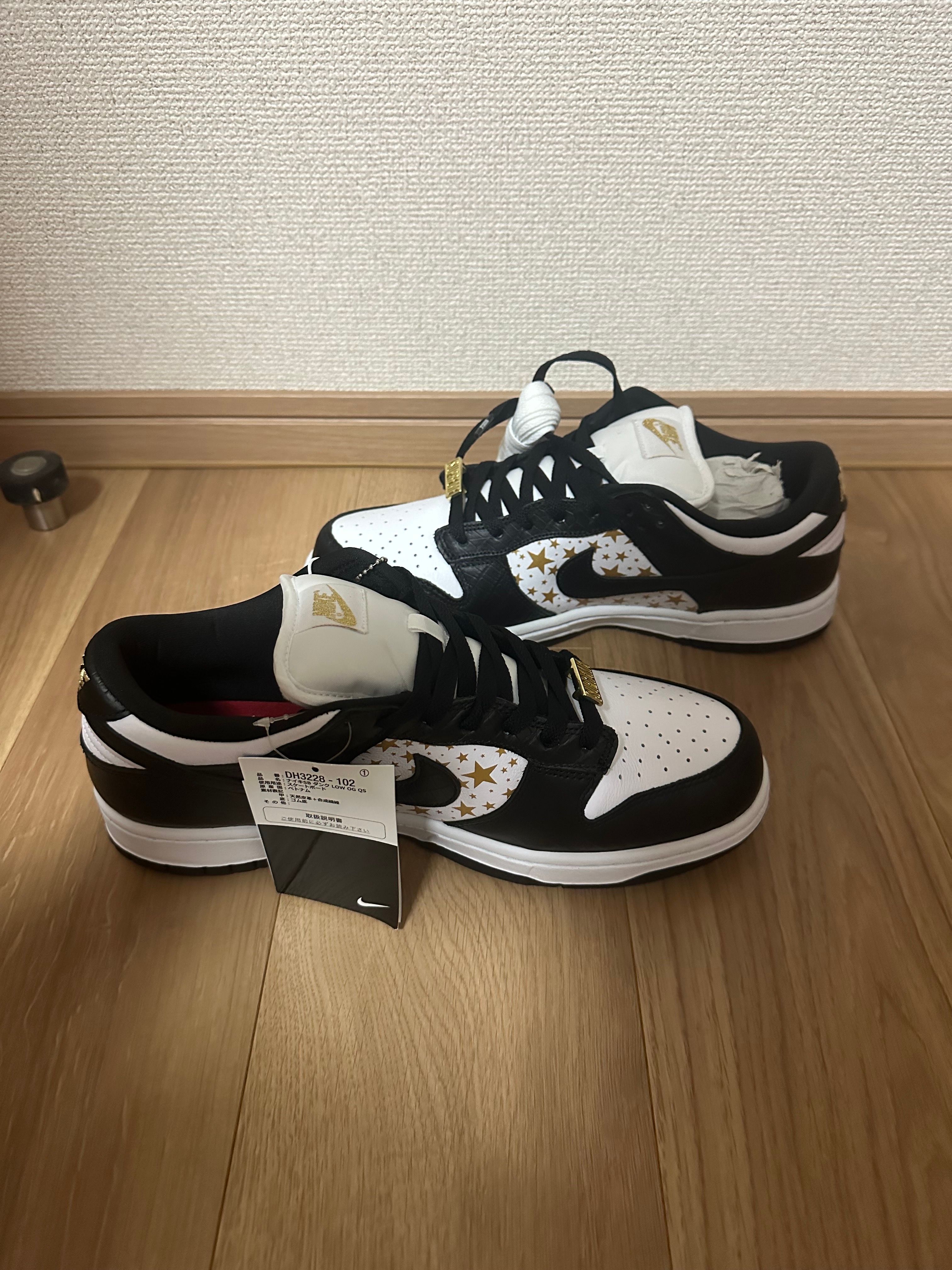 Supreme × Nike SB Dunk Low OG QS Gold Stars "White/Black"
